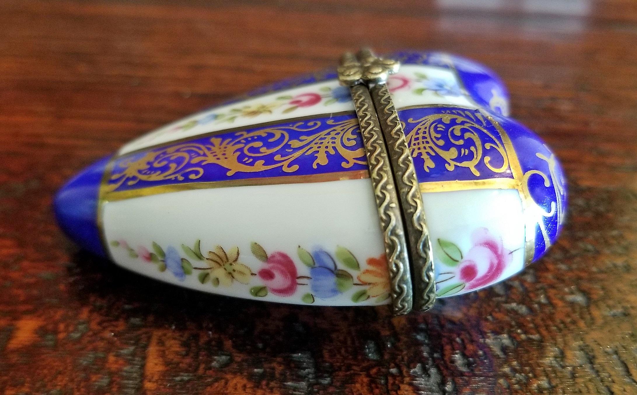 Cute French Limoges heart shaped box/bottle/container.

From, circa 1880.

Lovely gilt work with floral pattern all hand-painted.

Stunning Limoges box!
High quality!

Limoges Porcelain: Limoges porcelain designates hard-paste porcelain