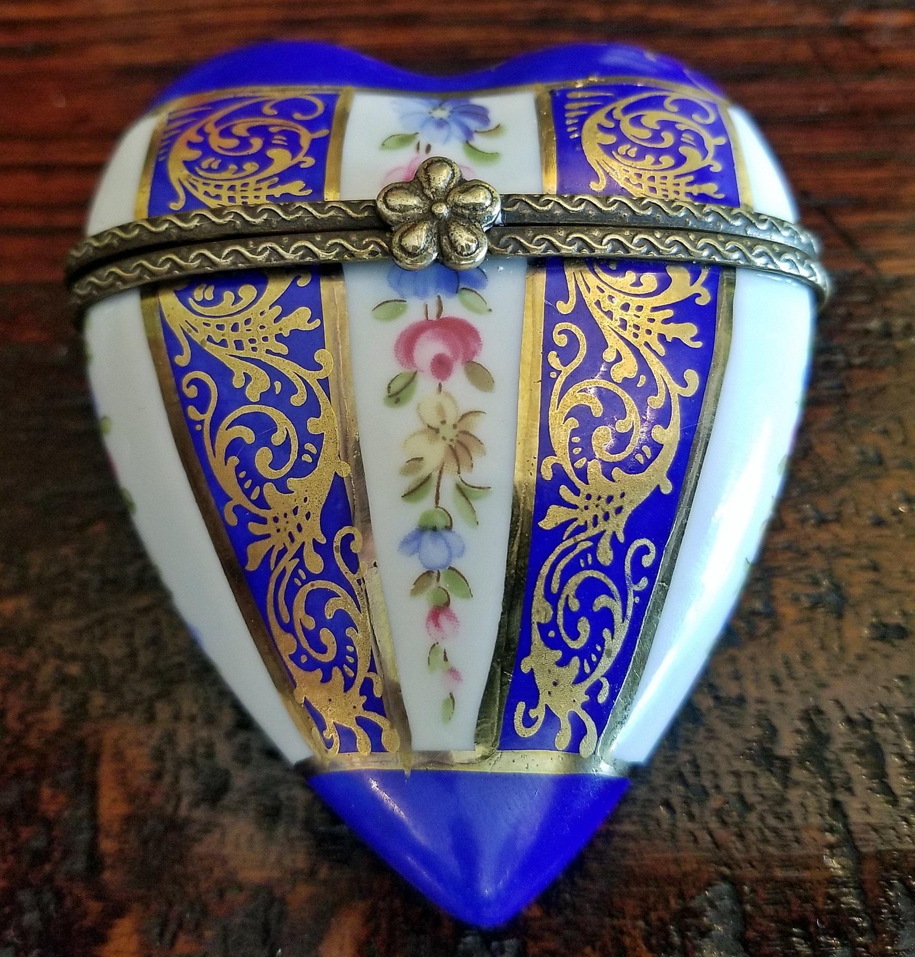 Louis XVI 19th Century French Porcelain Limoges Heart Shaped Box