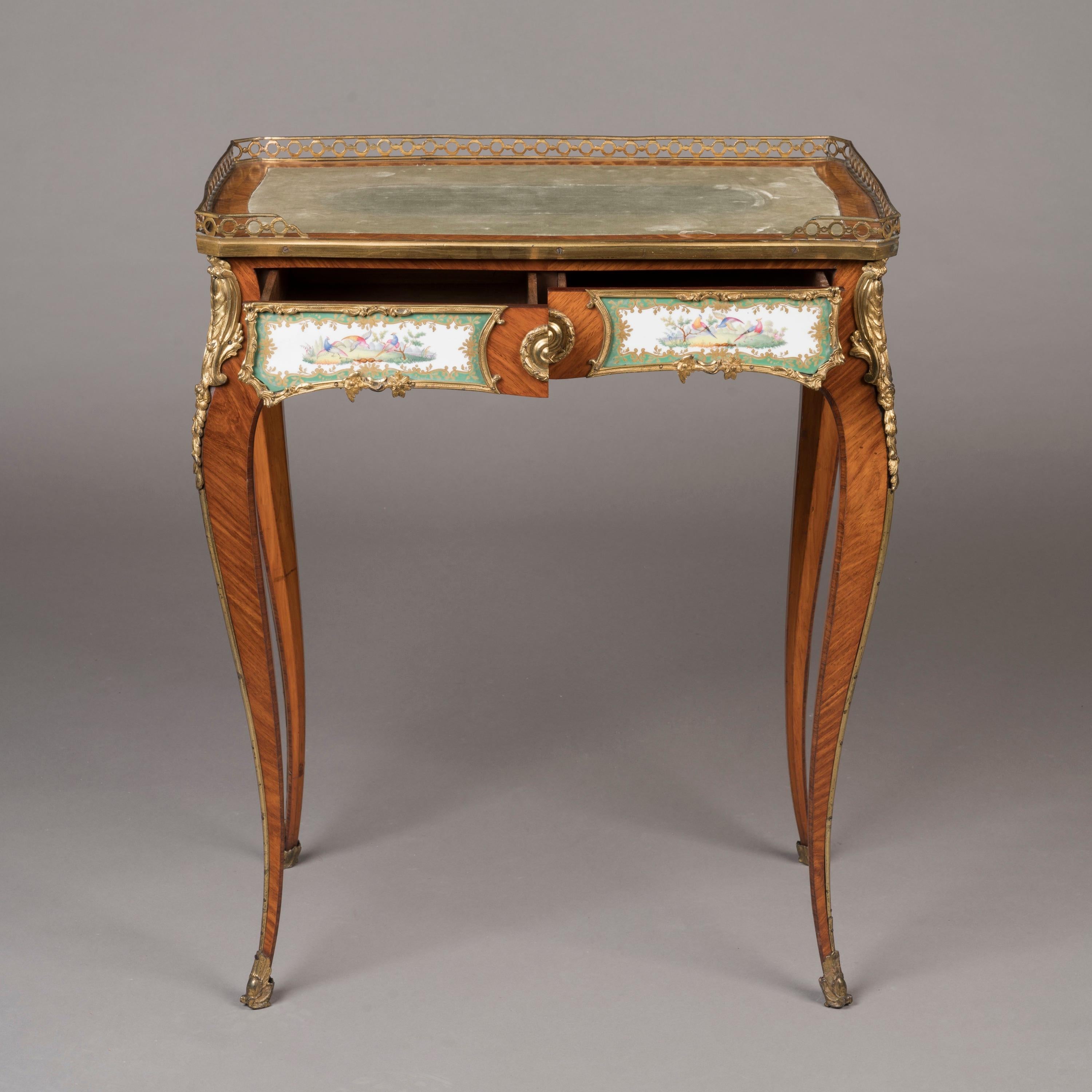Table d'appoint française du 19ème siècle en porcelaine de style Louis XV/XVI Bon état - En vente à London, GB