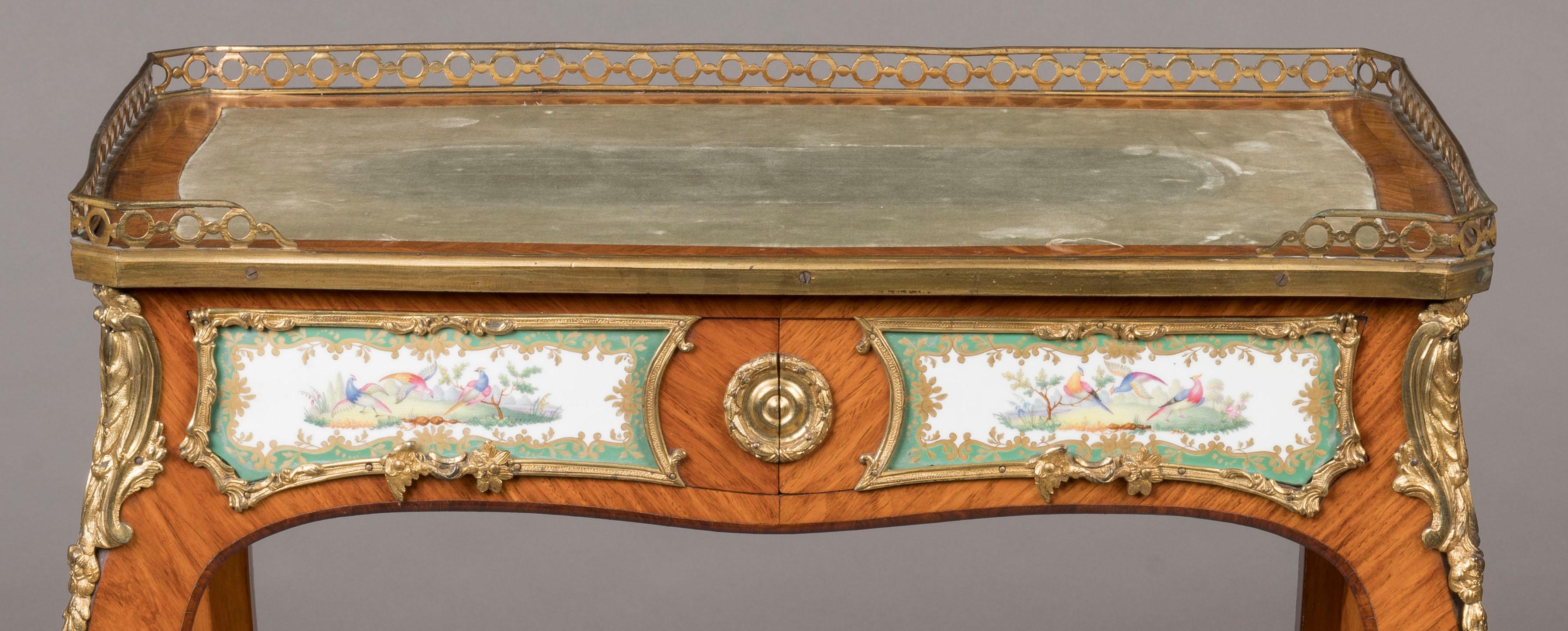 Table d'appoint française du 19ème siècle en porcelaine de style Louis XV/XVI en vente 2