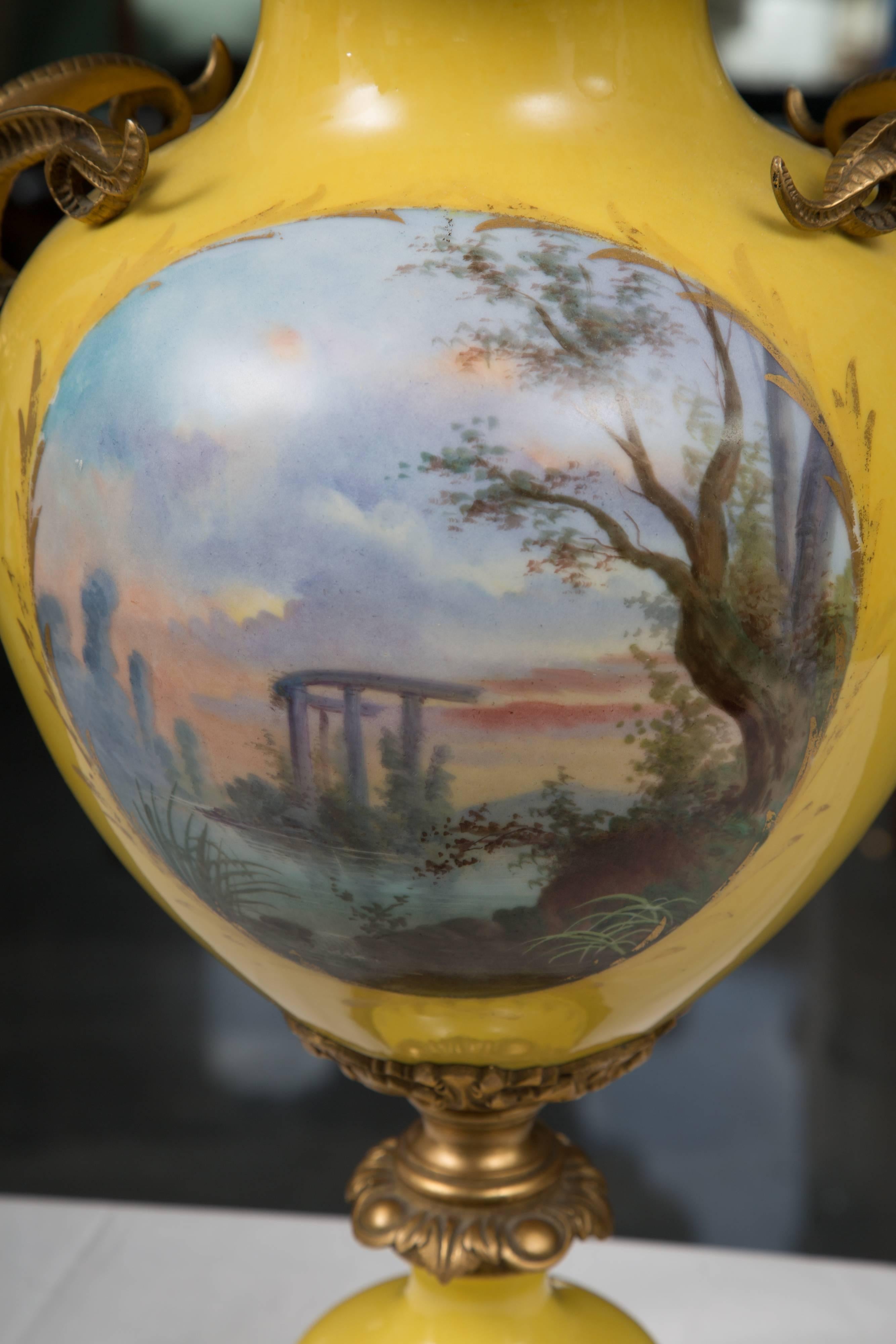 Français Urne en porcelaine française du 19ème siècle avec montures dorées