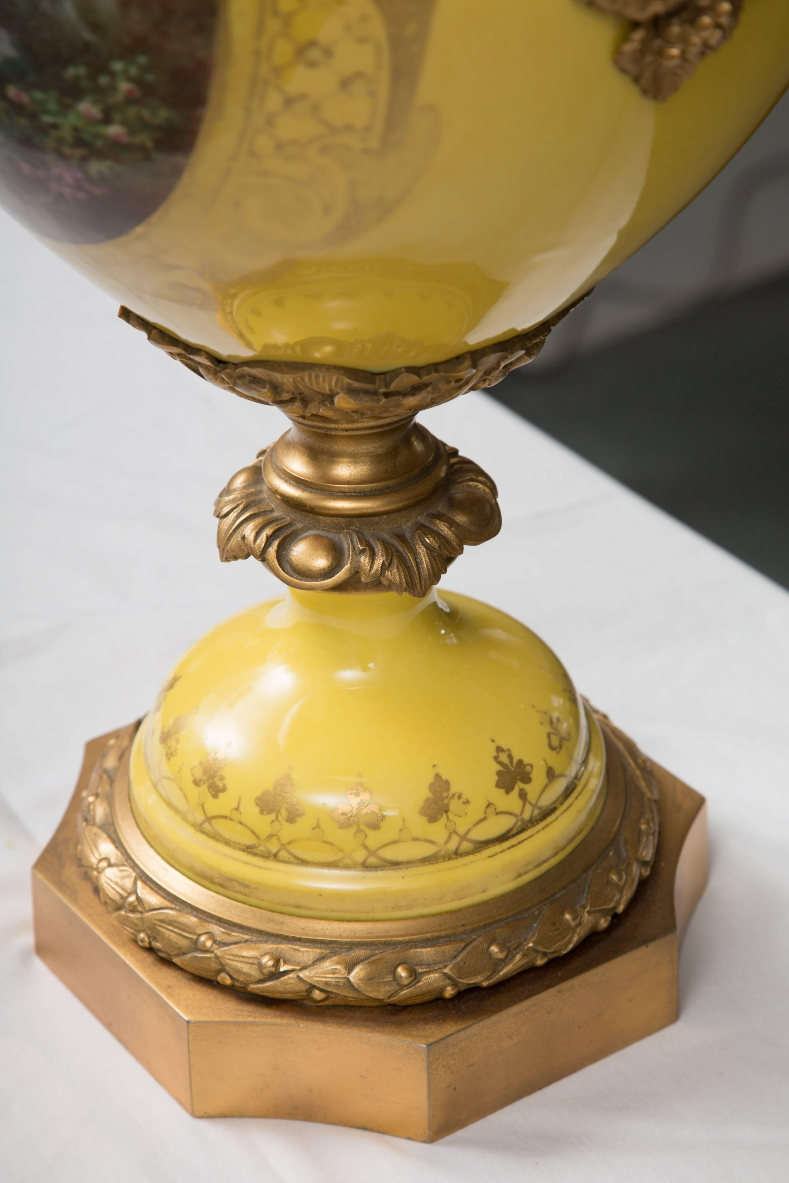 Urne en porcelaine française du 19ème siècle avec montures dorées Bon état à WEST PALM BEACH, FL