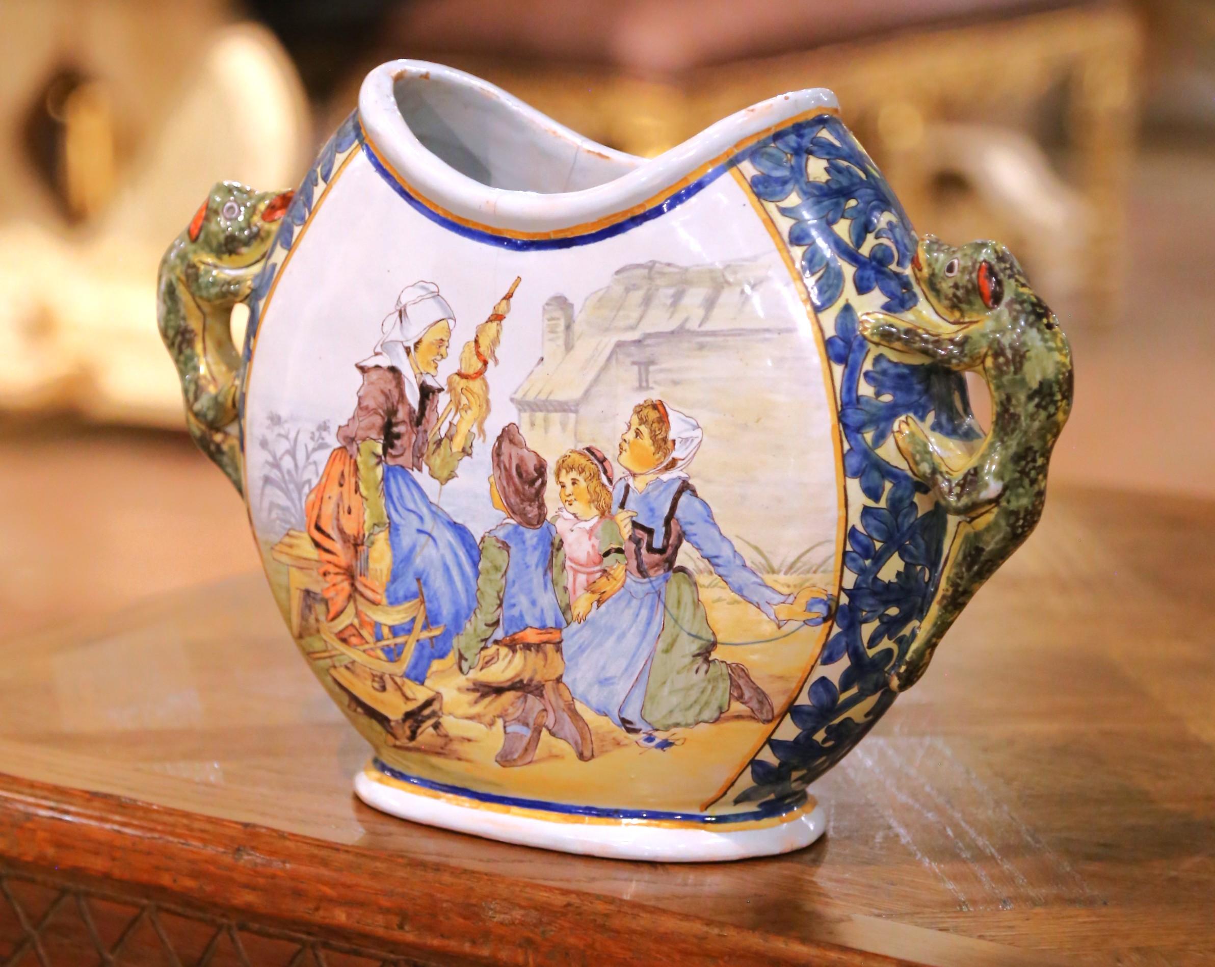 Français Vase en forme de lune en faïence Porquier-Beau Quimper du 19e siècle en vente
