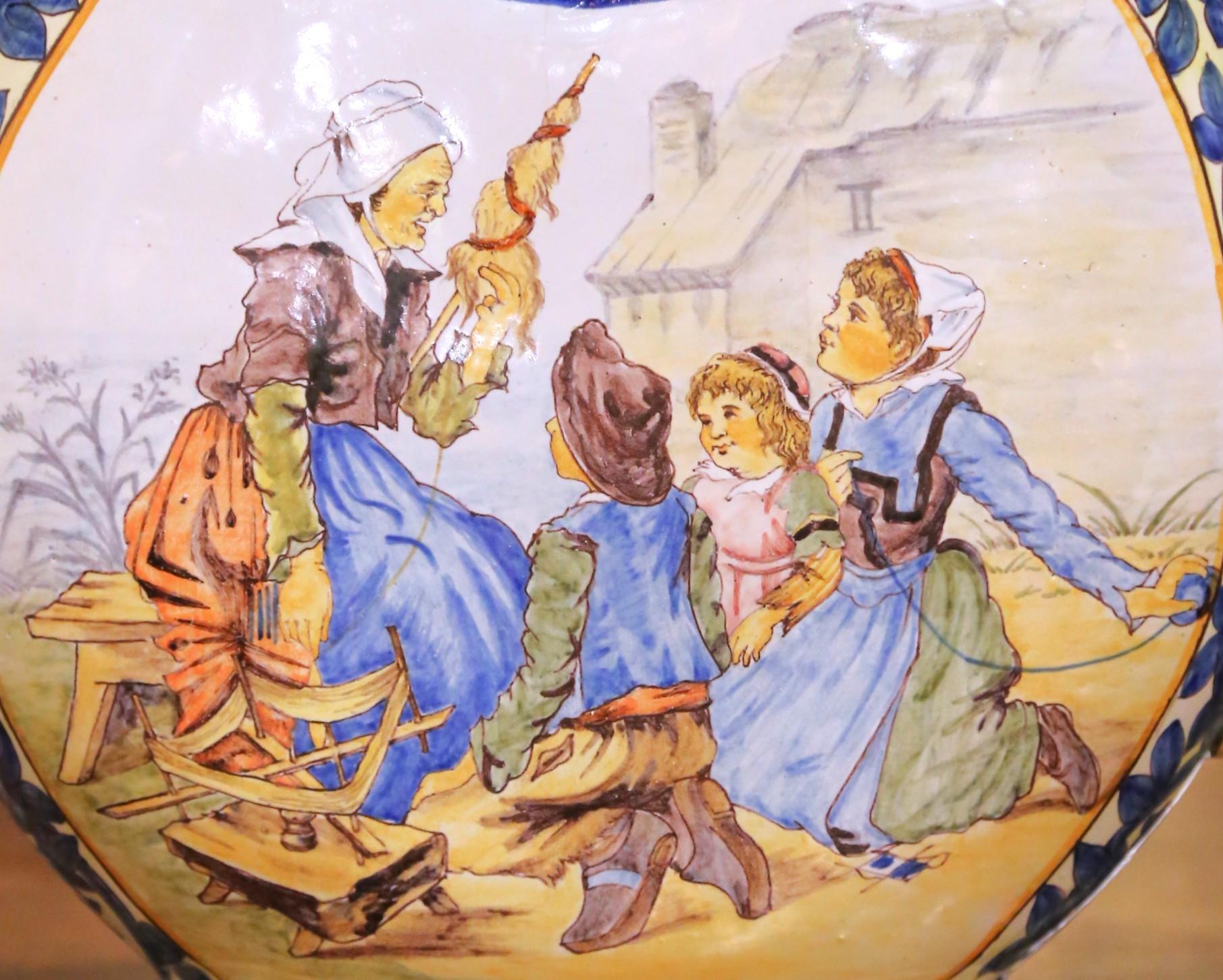 Peint à la main Vase en forme de lune en faïence Porquier-Beau Quimper du 19e siècle en vente