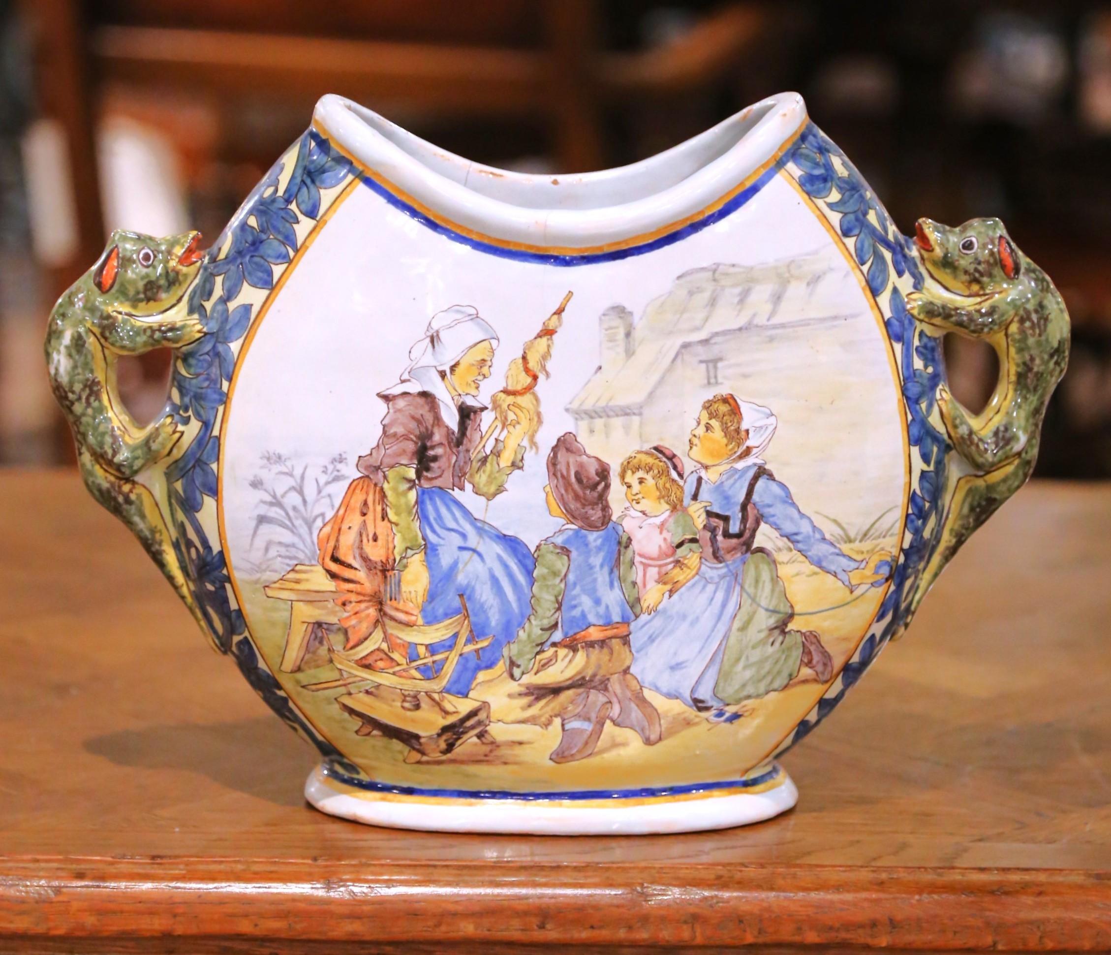 Vase en forme de lune en faïence Porquier-Beau Quimper du 19e siècle Excellent état - En vente à Dallas, TX