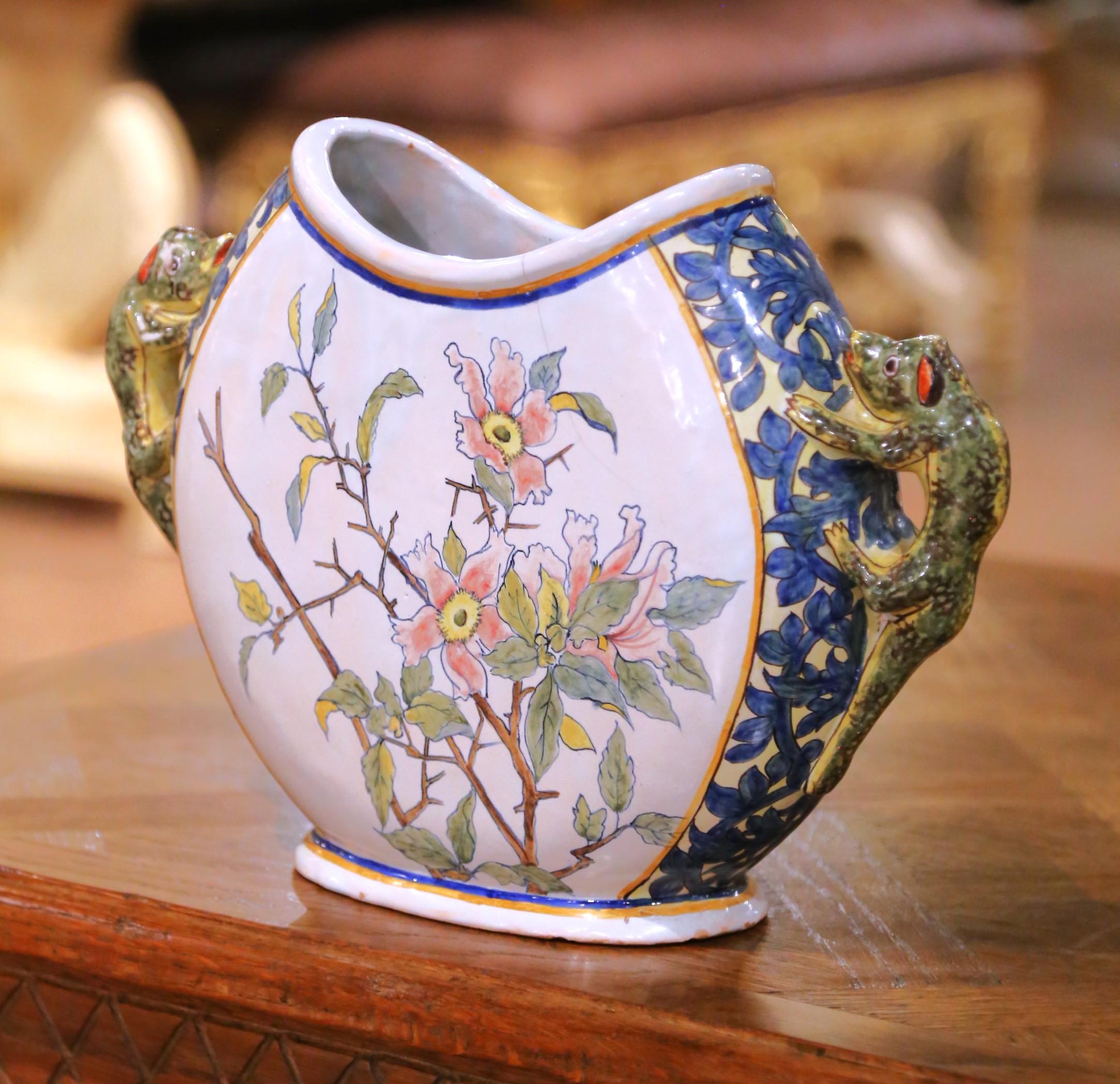 XIXe siècle Vase en forme de lune en faïence Porquier-Beau Quimper du 19e siècle en vente