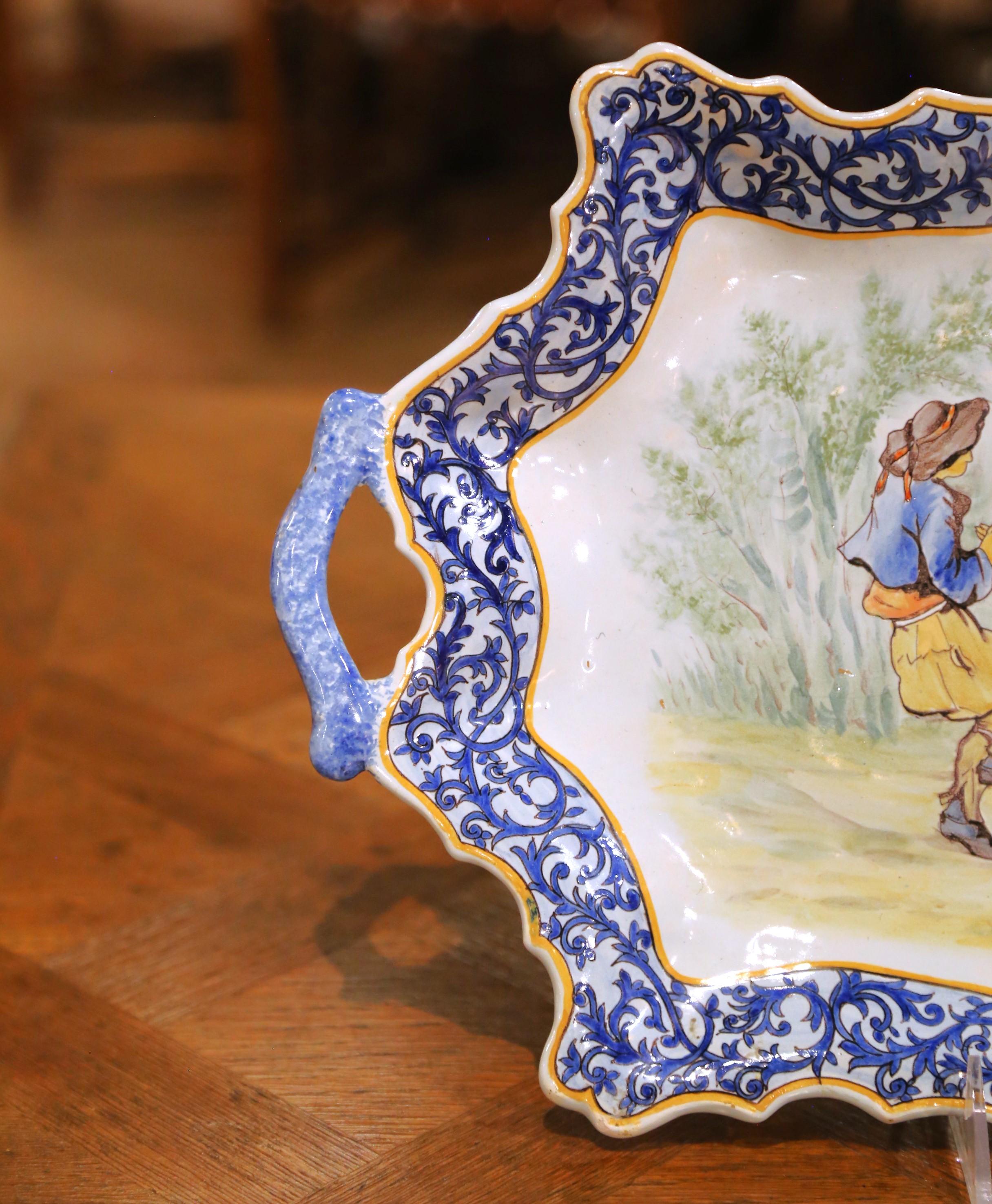 Peint à la main Plateau en faïence Porquier-Beau Quimper du 19ème siècle avec poignées en vente