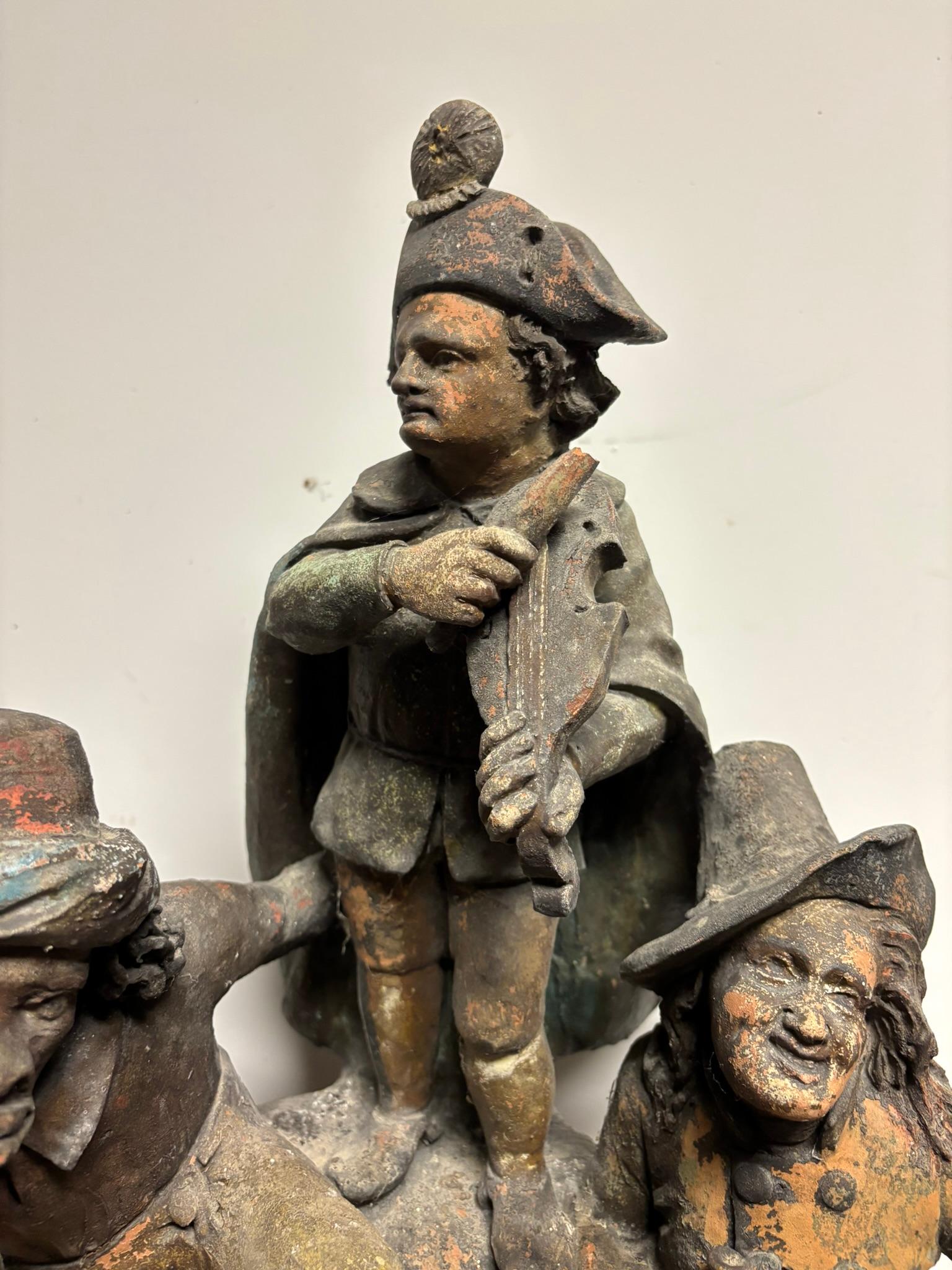 Französische Keramikgruppe des 19. Jahrhunderts mit Napoleon auf der Geige und einem schwarzen Musikanten (Handgefertigt) im Angebot