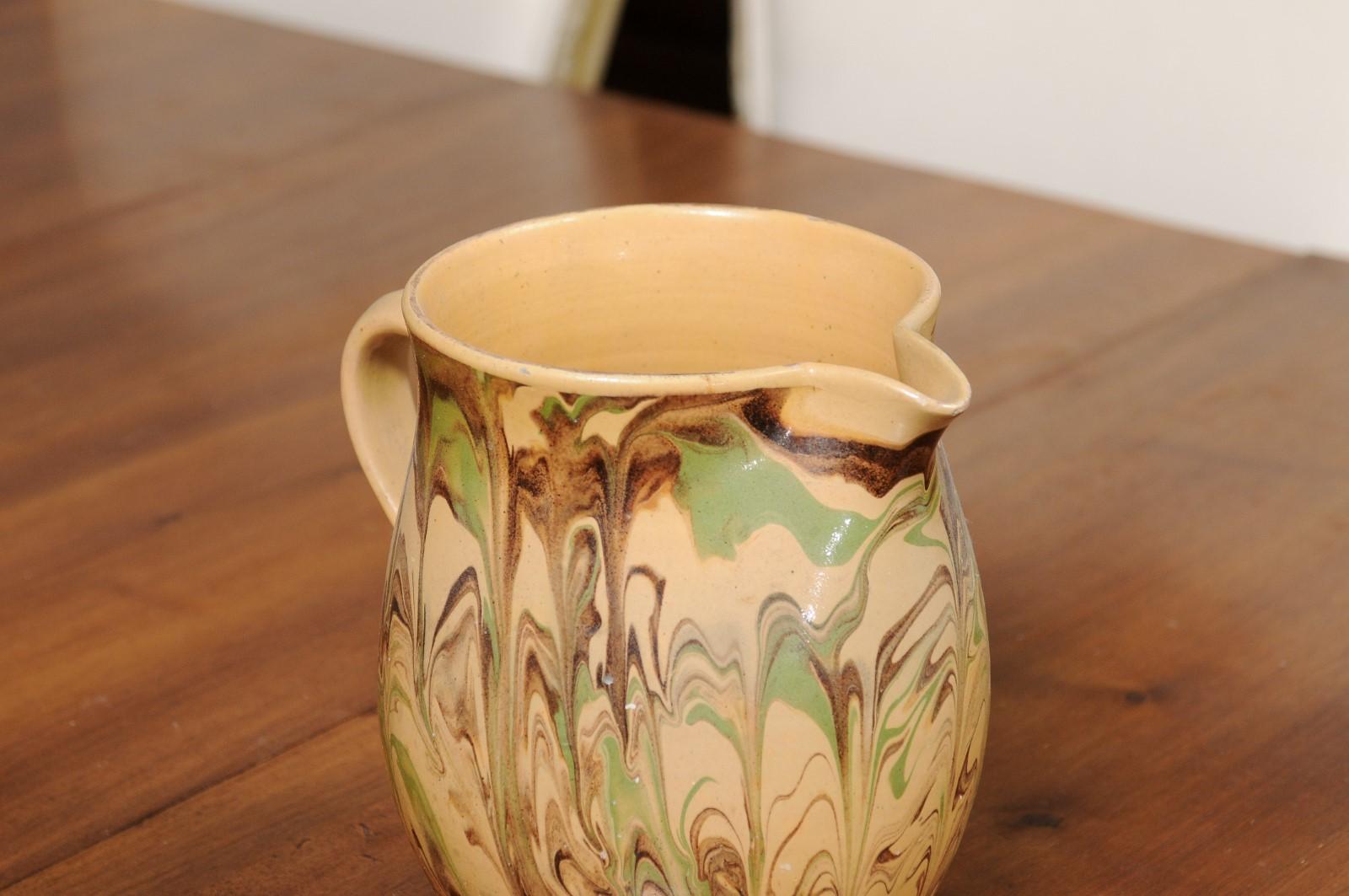 Vernissé Pichet en poterie française du 19e siècle à motifs de marbres verts et bruns en vente
