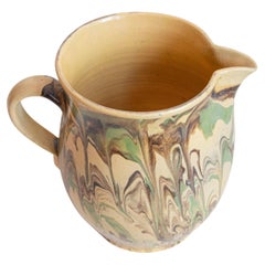 Brocca in ceramica francese del XIX secolo con design in stile marmo verde e marrone