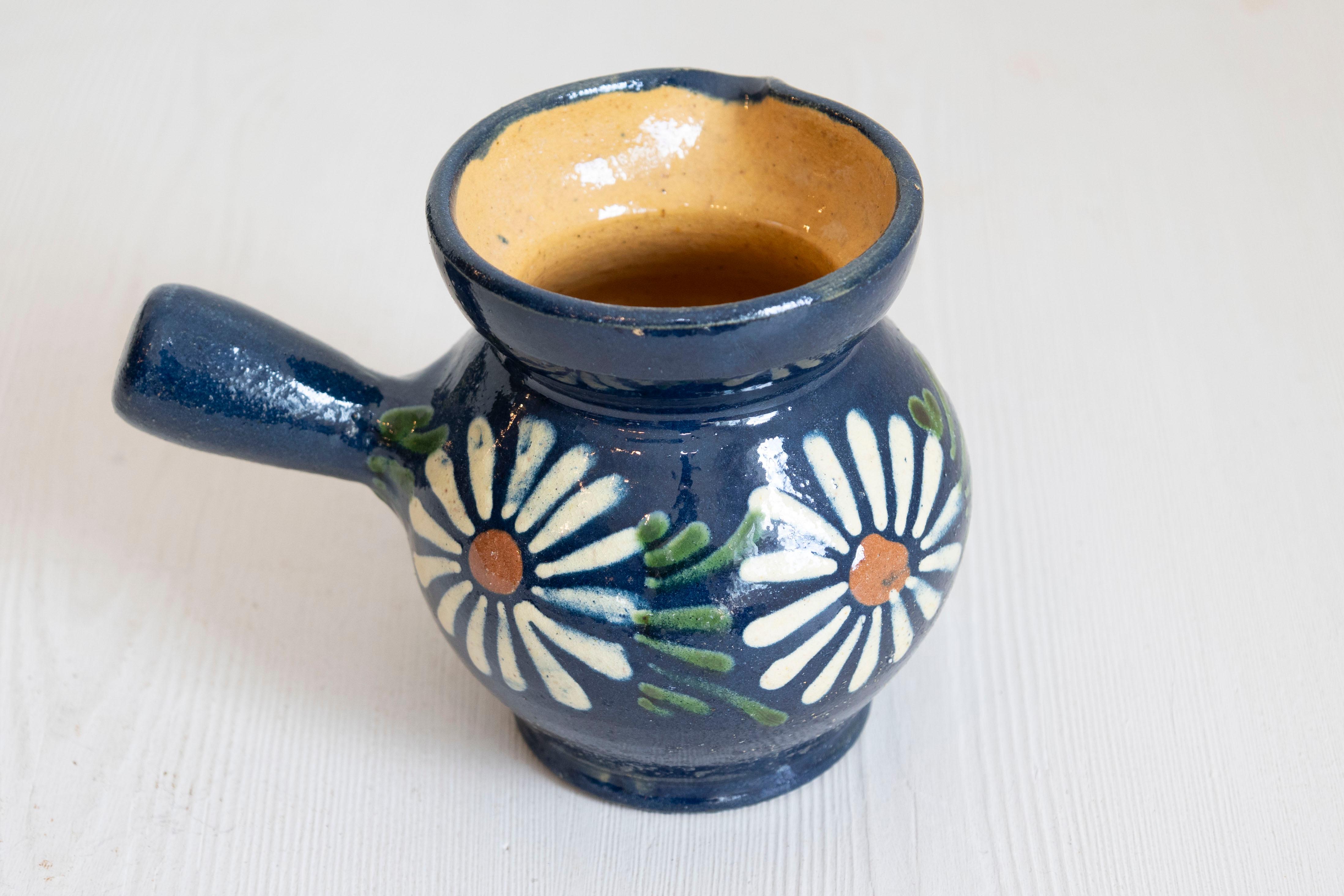 Pièces de service en poterie française du XIXe siècle à glaçure bleue et marguerites blanches en vente 7