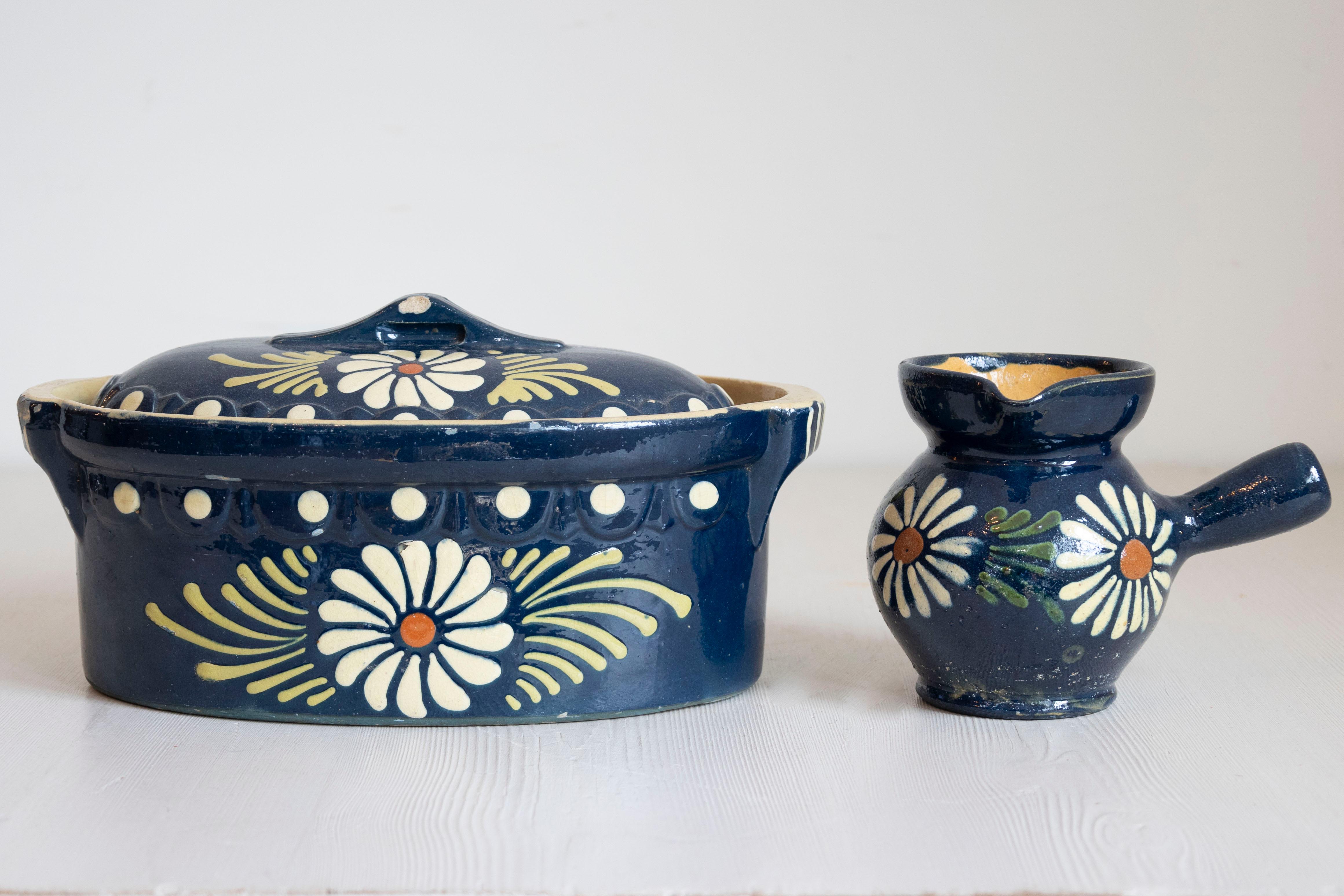 Deux pièces de service en poterie française du XIXe siècle, à glaçure bleue et fleurs blanches. Ils sont vendus séparément : 525 dollars pour la cocotte et 325 dollars pour la marmite. Créé en France au cours du XIXe siècle, cet ensemble de poterie