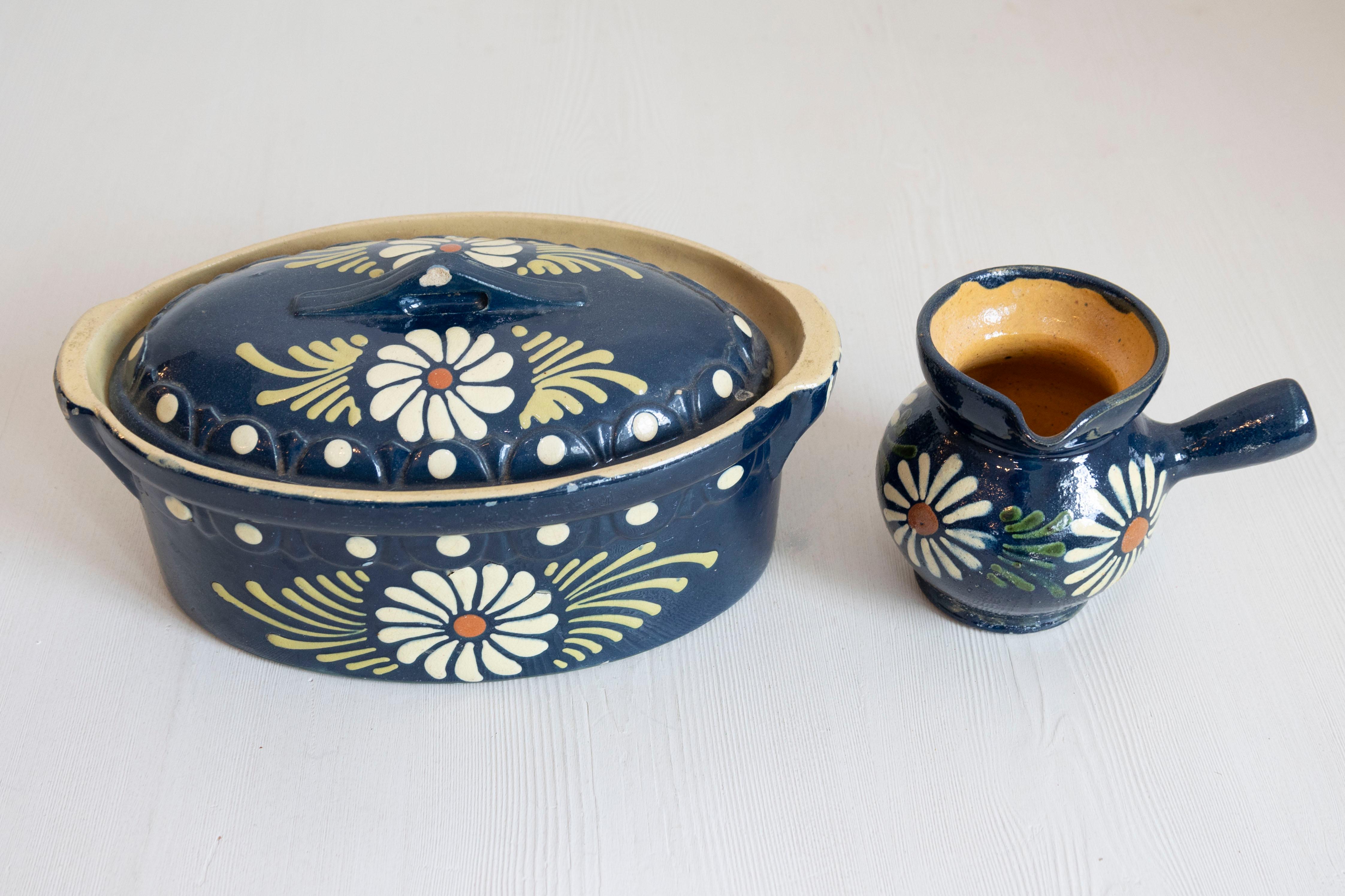 Français Pièces de service en poterie française du XIXe siècle à glaçure bleue et marguerites blanches en vente