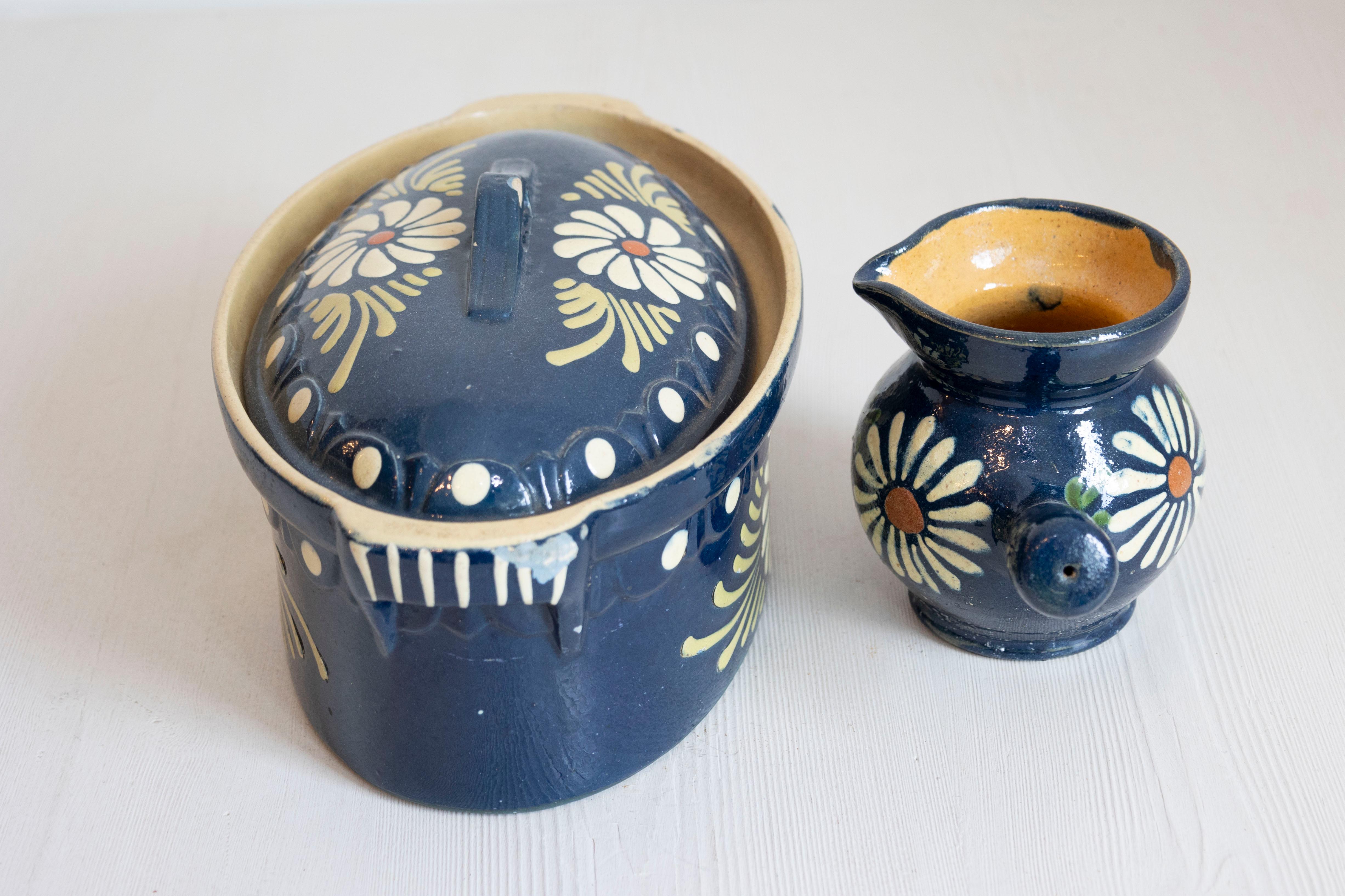 Vernissé Pièces de service en poterie française du XIXe siècle à glaçure bleue et marguerites blanches en vente