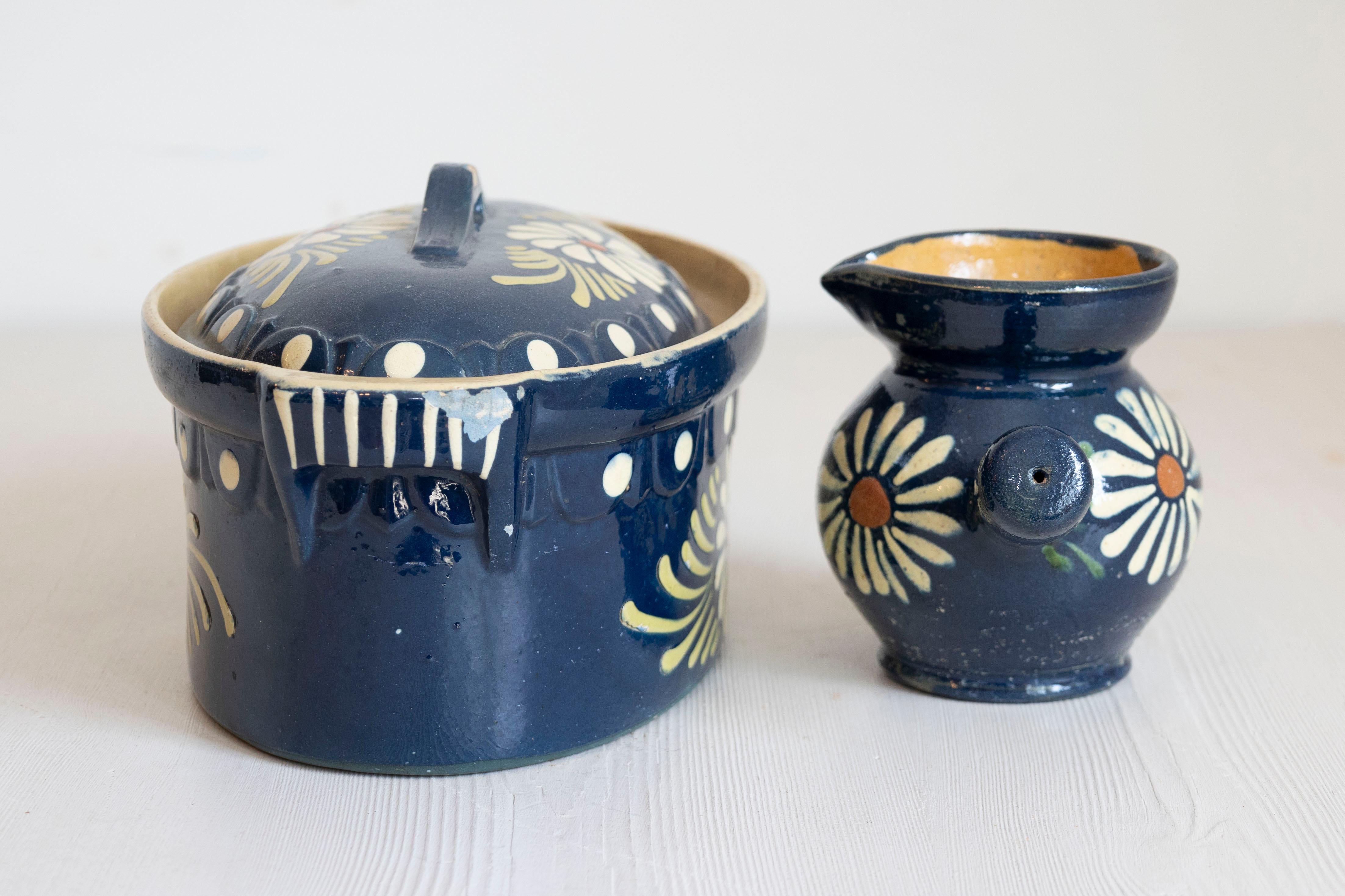 Pièces de service en poterie française du XIXe siècle à glaçure bleue et marguerites blanches Bon état - En vente à Atlanta, GA