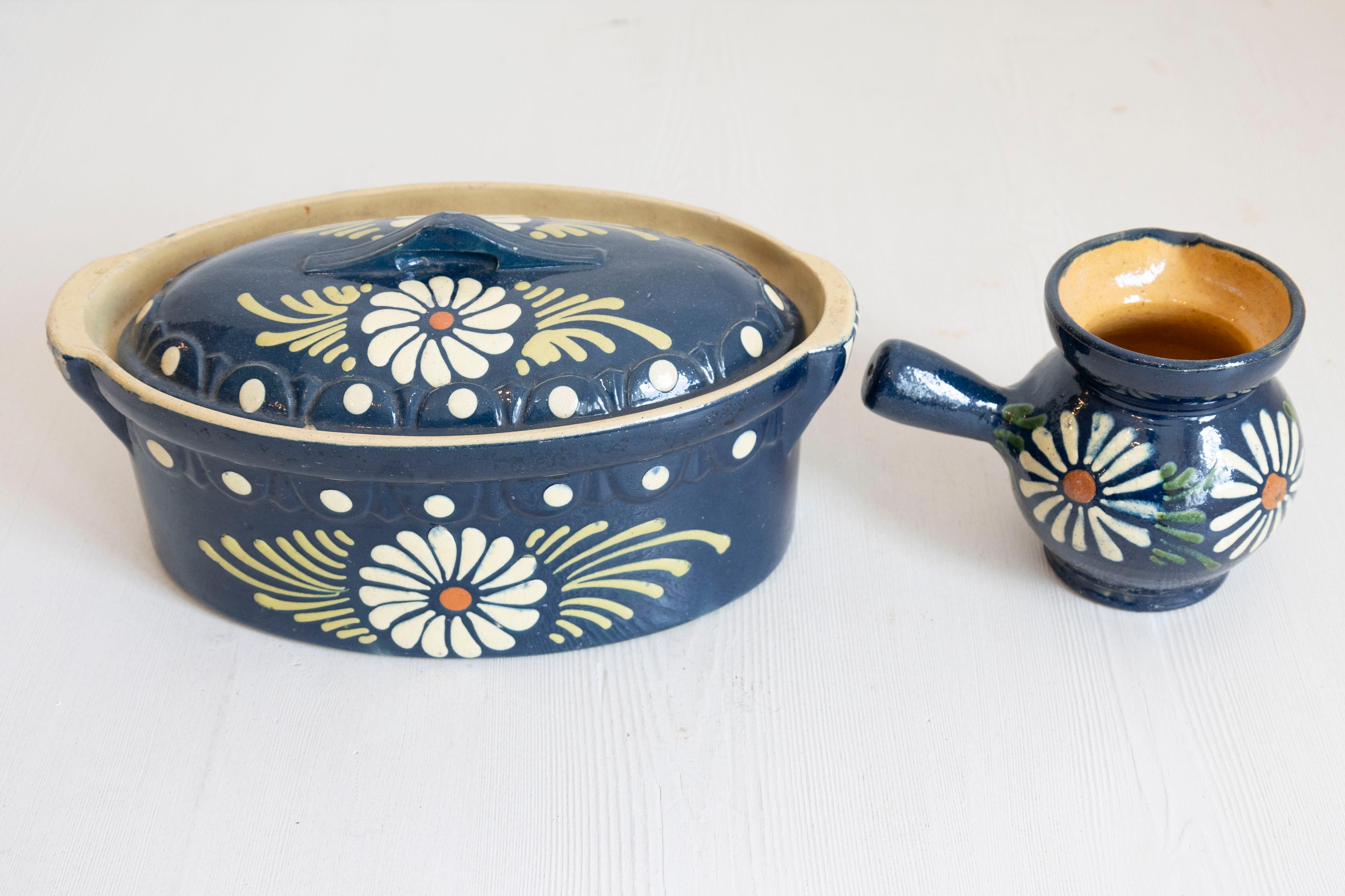 Poteries Pièces de service en poterie française du XIXe siècle à glaçure bleue et marguerites blanches en vente