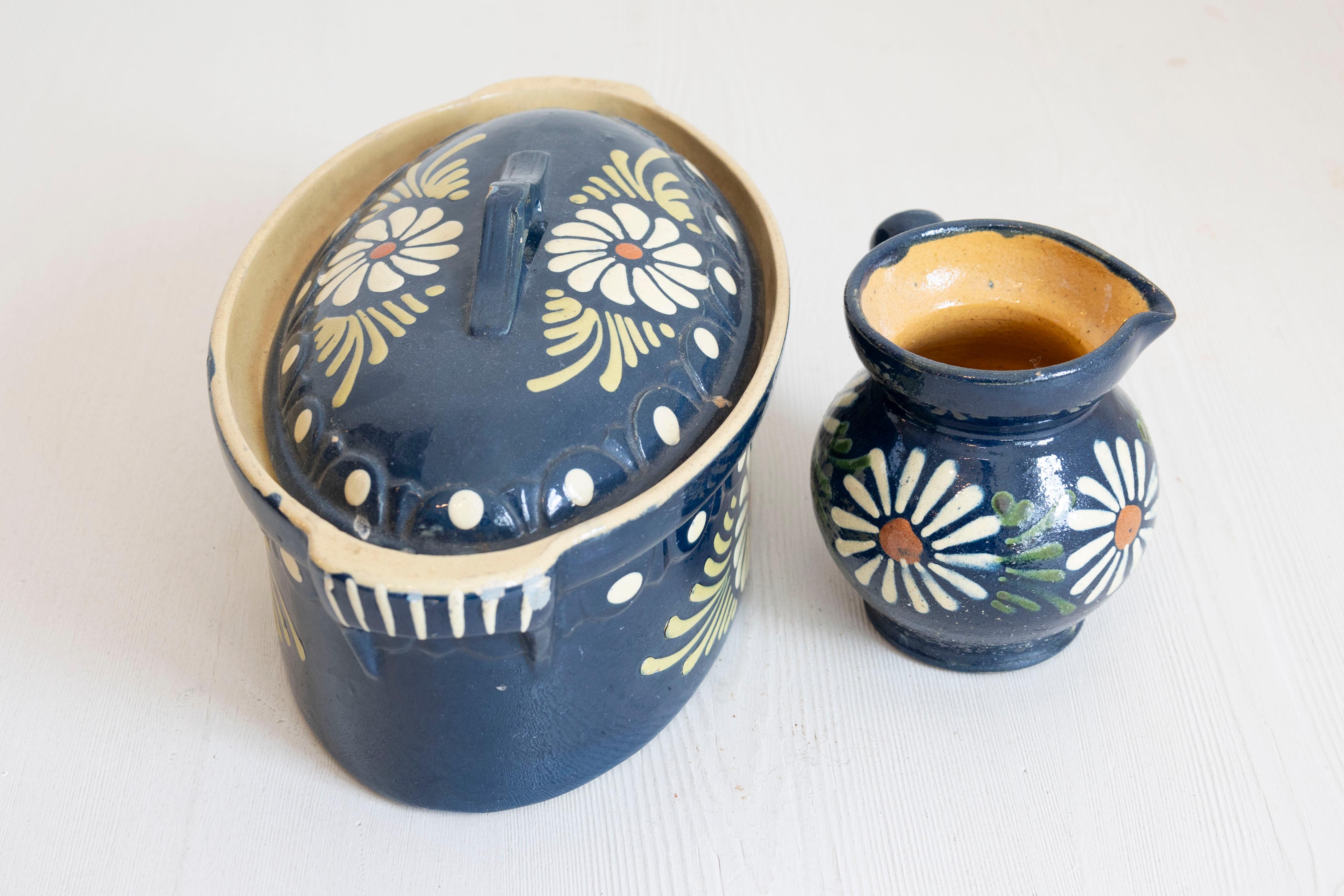 Pièces de service en poterie française du XIXe siècle à glaçure bleue et marguerites blanches en vente 1