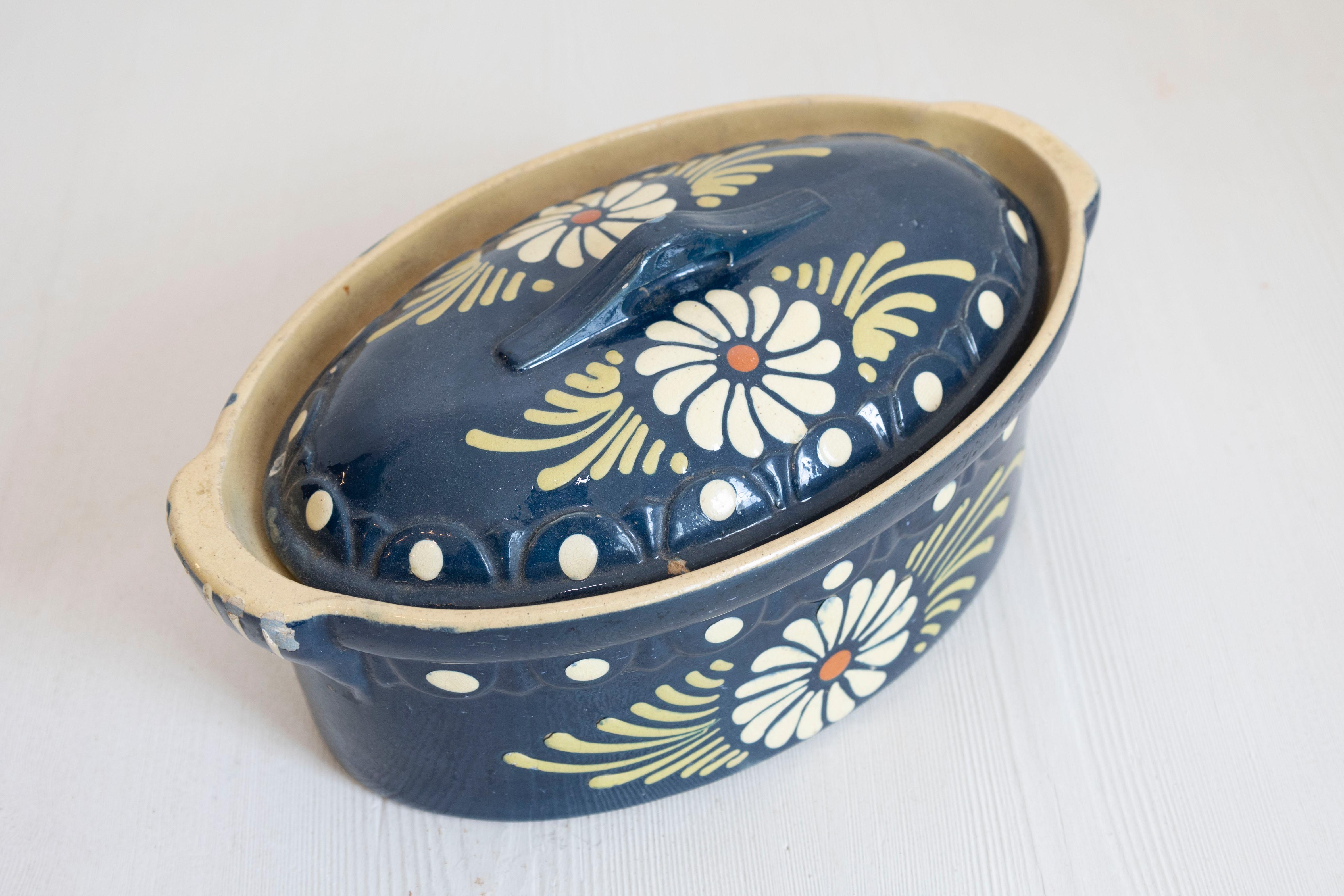 Pièces de service en poterie française du XIXe siècle à glaçure bleue et marguerites blanches en vente 2