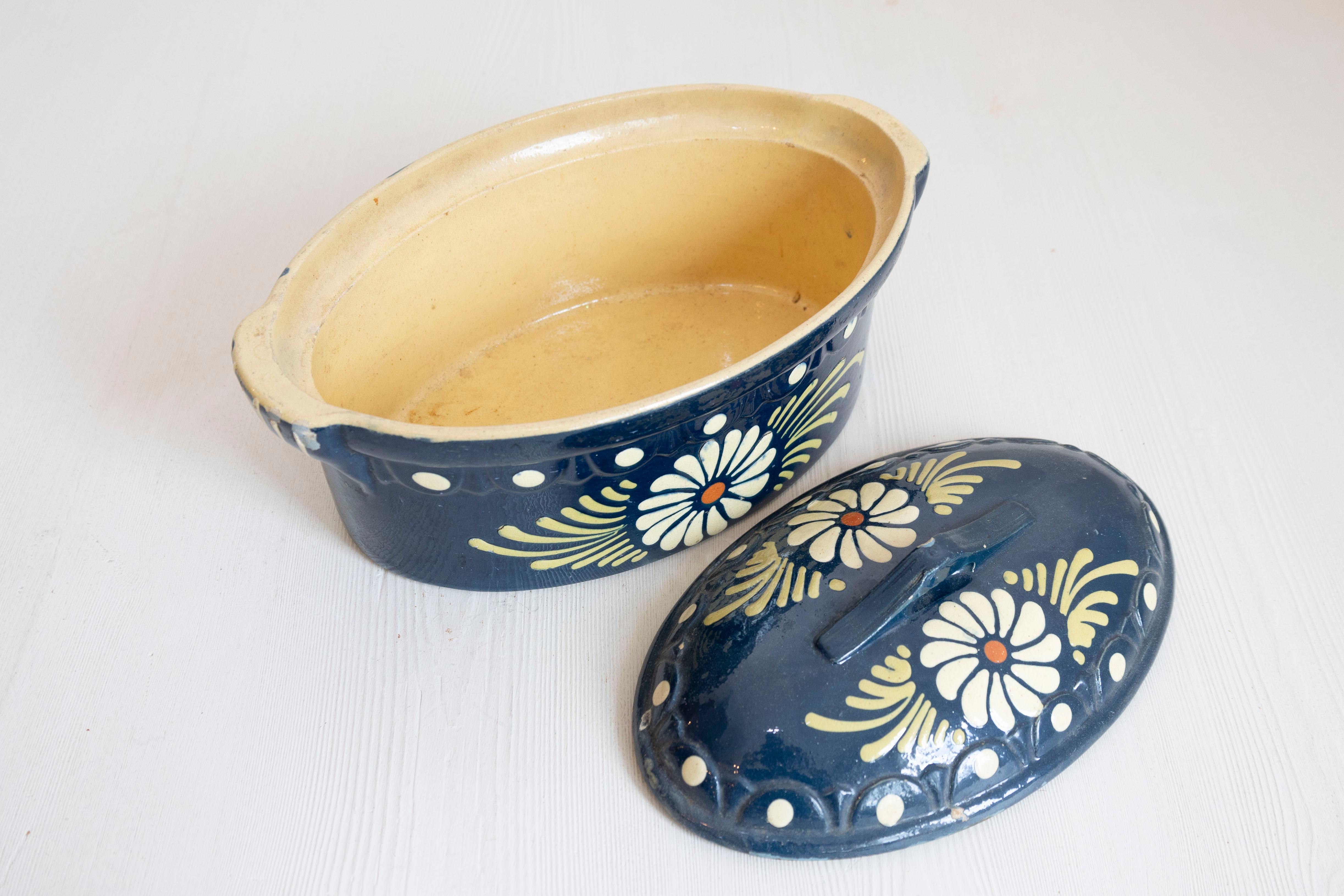 Pièces de service en poterie française du XIXe siècle à glaçure bleue et marguerites blanches en vente 3