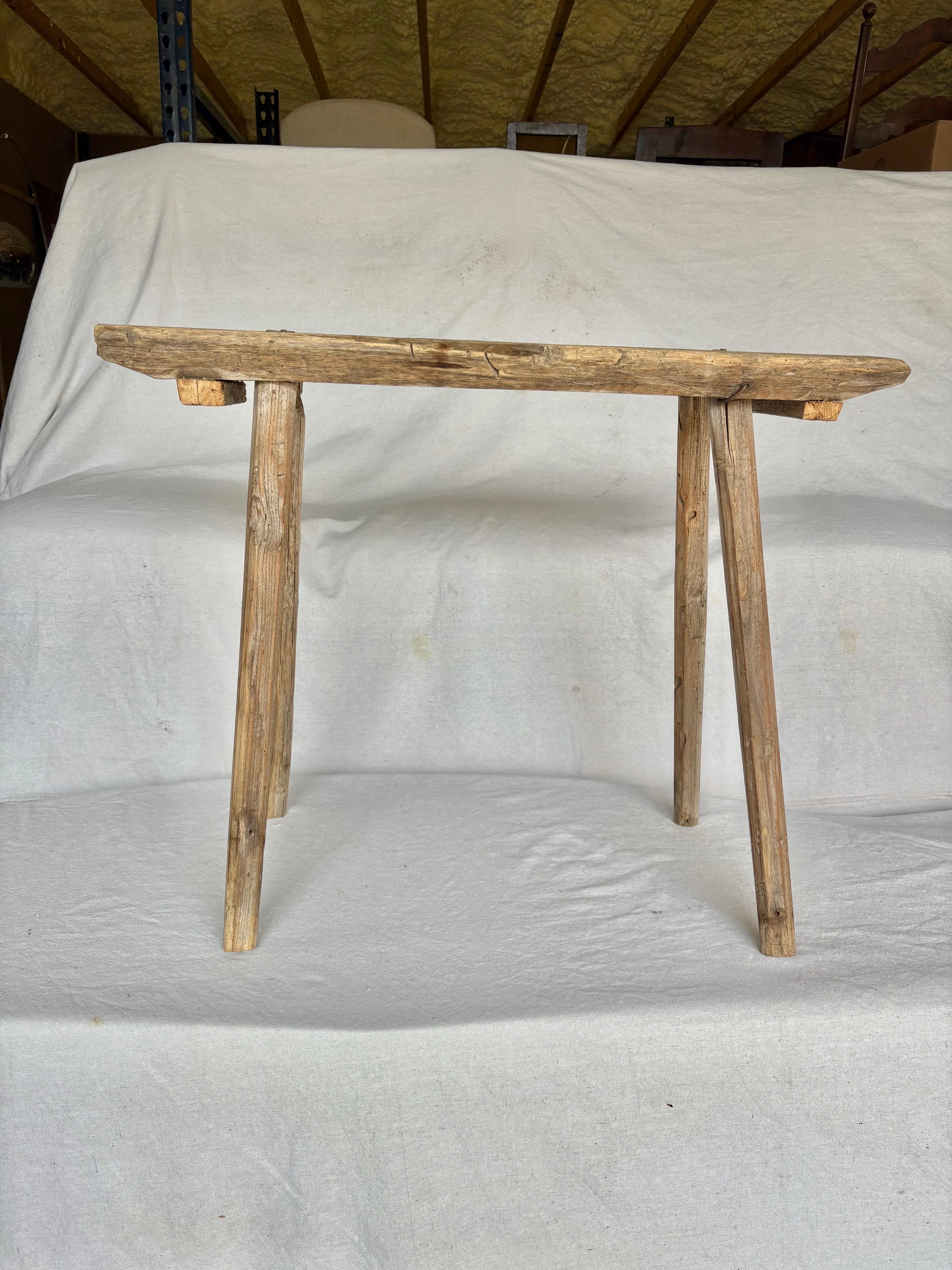 Banc en bois primitif français du 19e siècle en vente 1