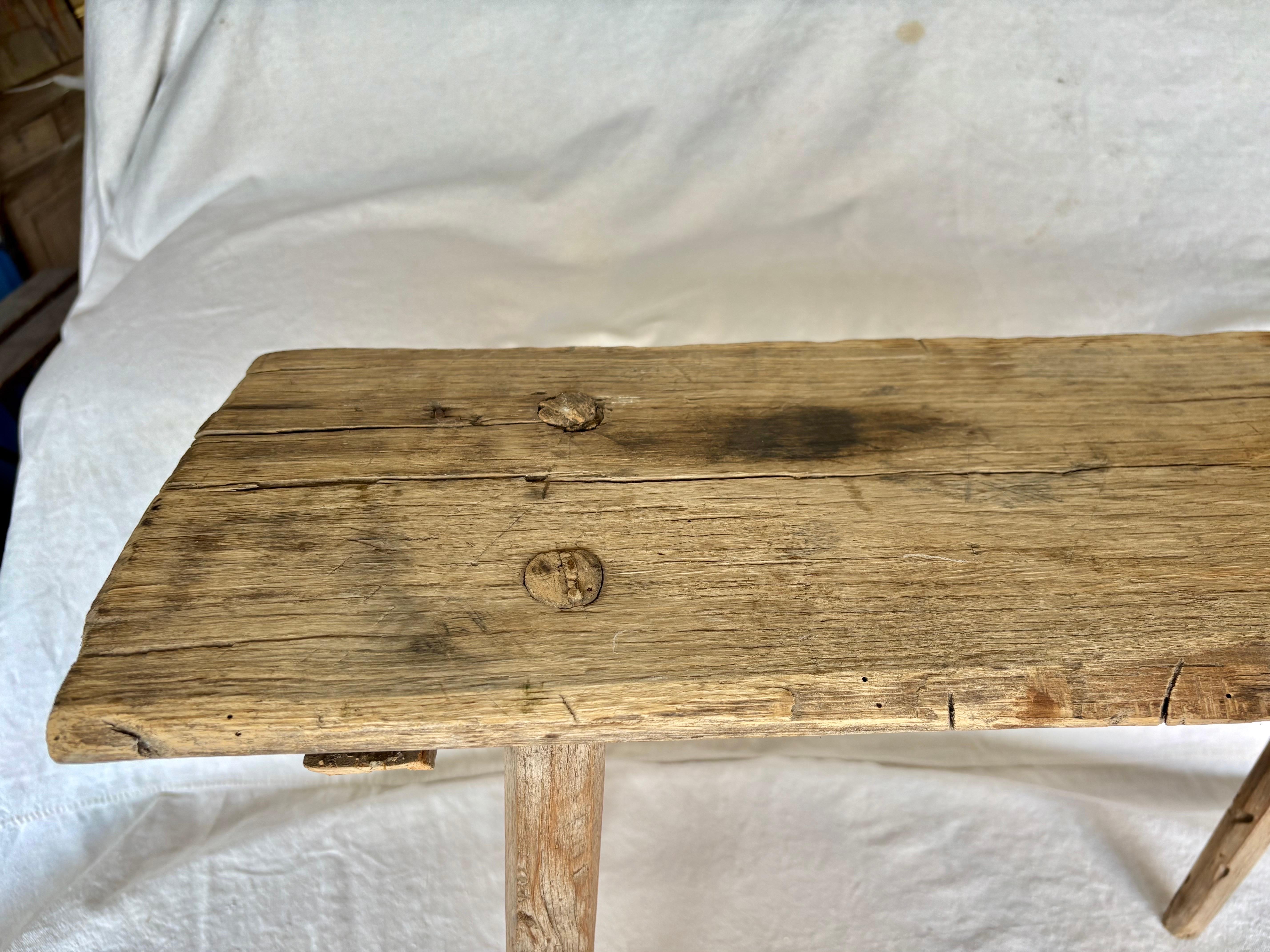 Banc en bois primitif français du 19e siècle en vente 2