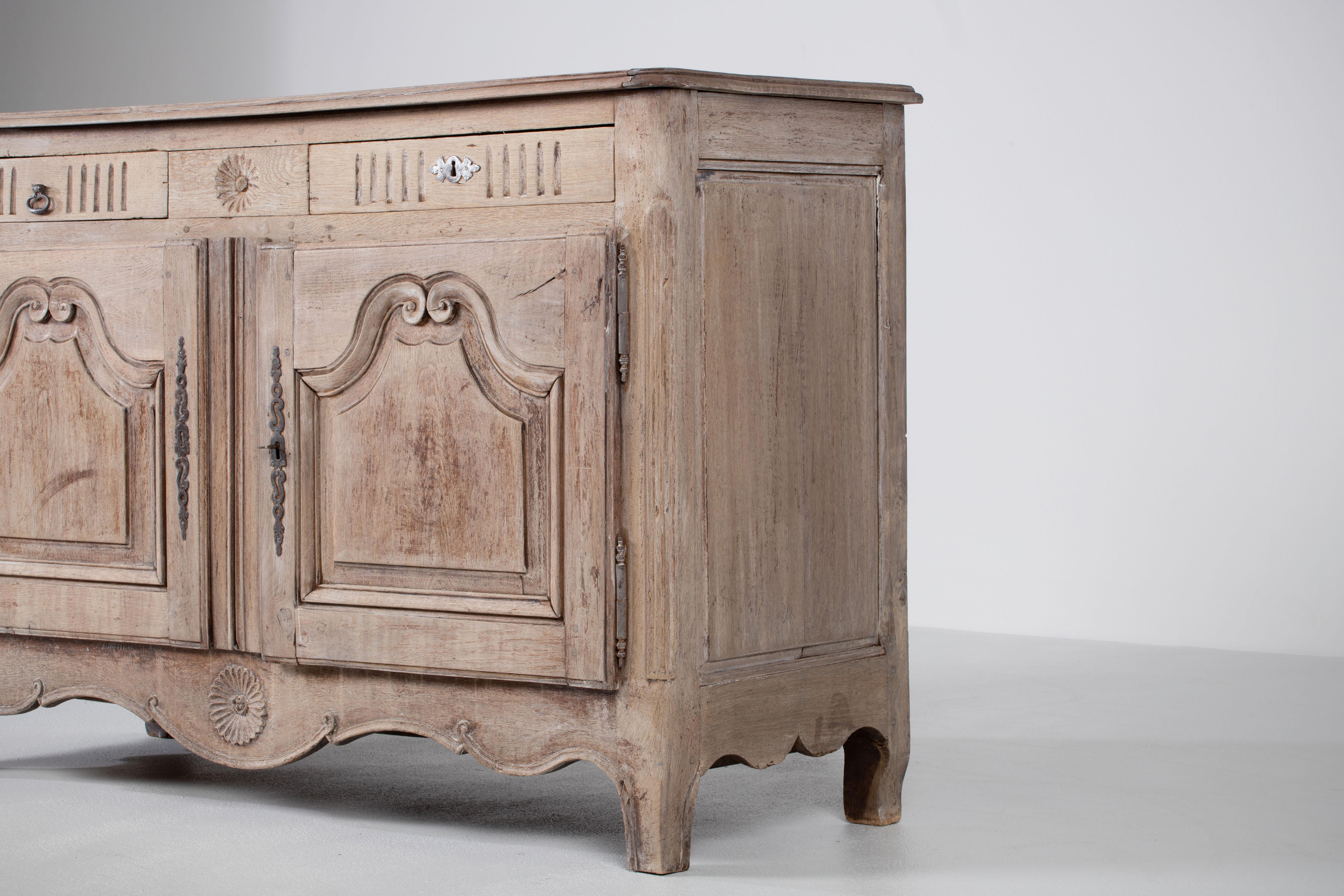 Buffet français du 19ème siècle en chêne blanchi provençal en vente 8