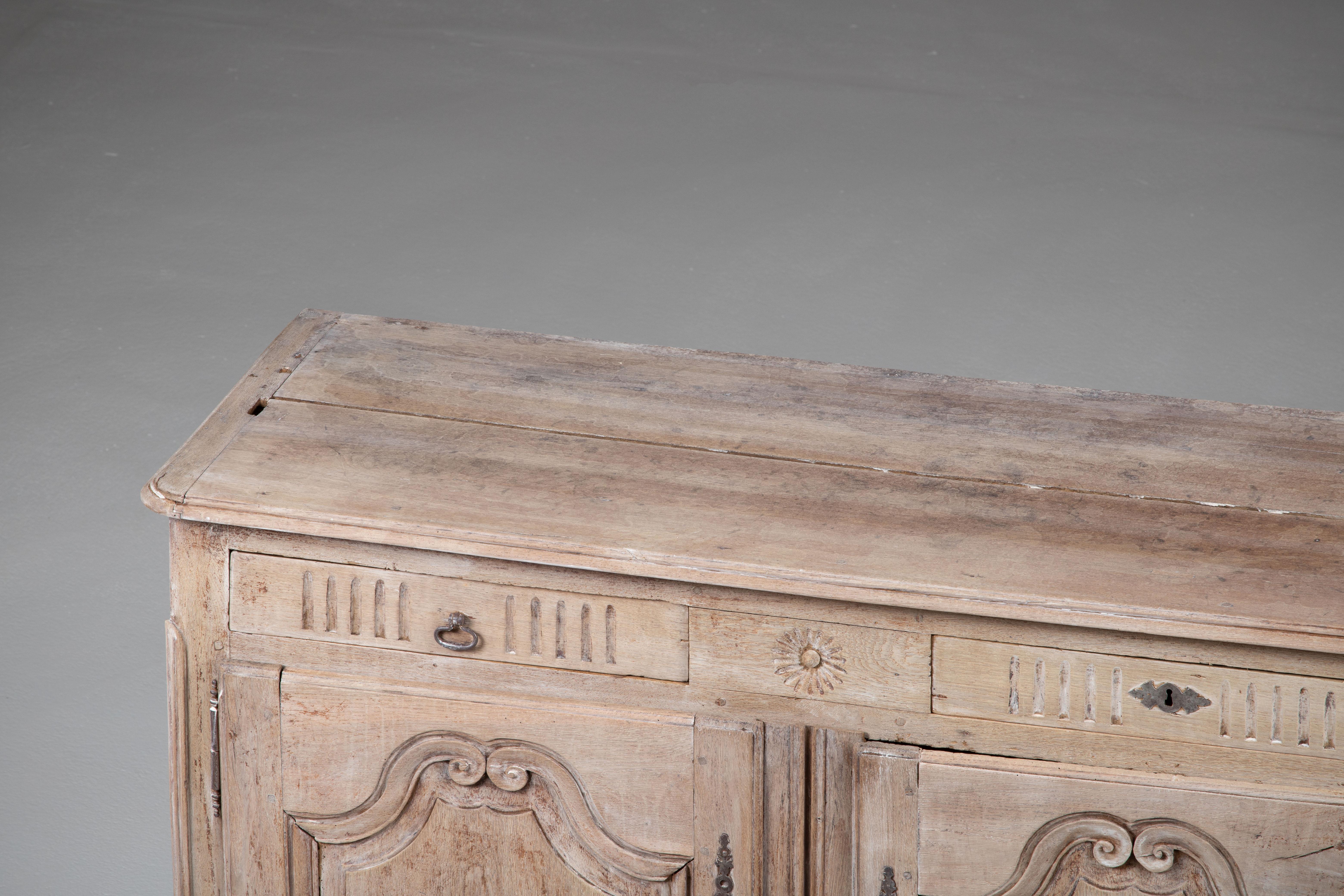 Français Buffet français du 19ème siècle en chêne blanchi provençal en vente