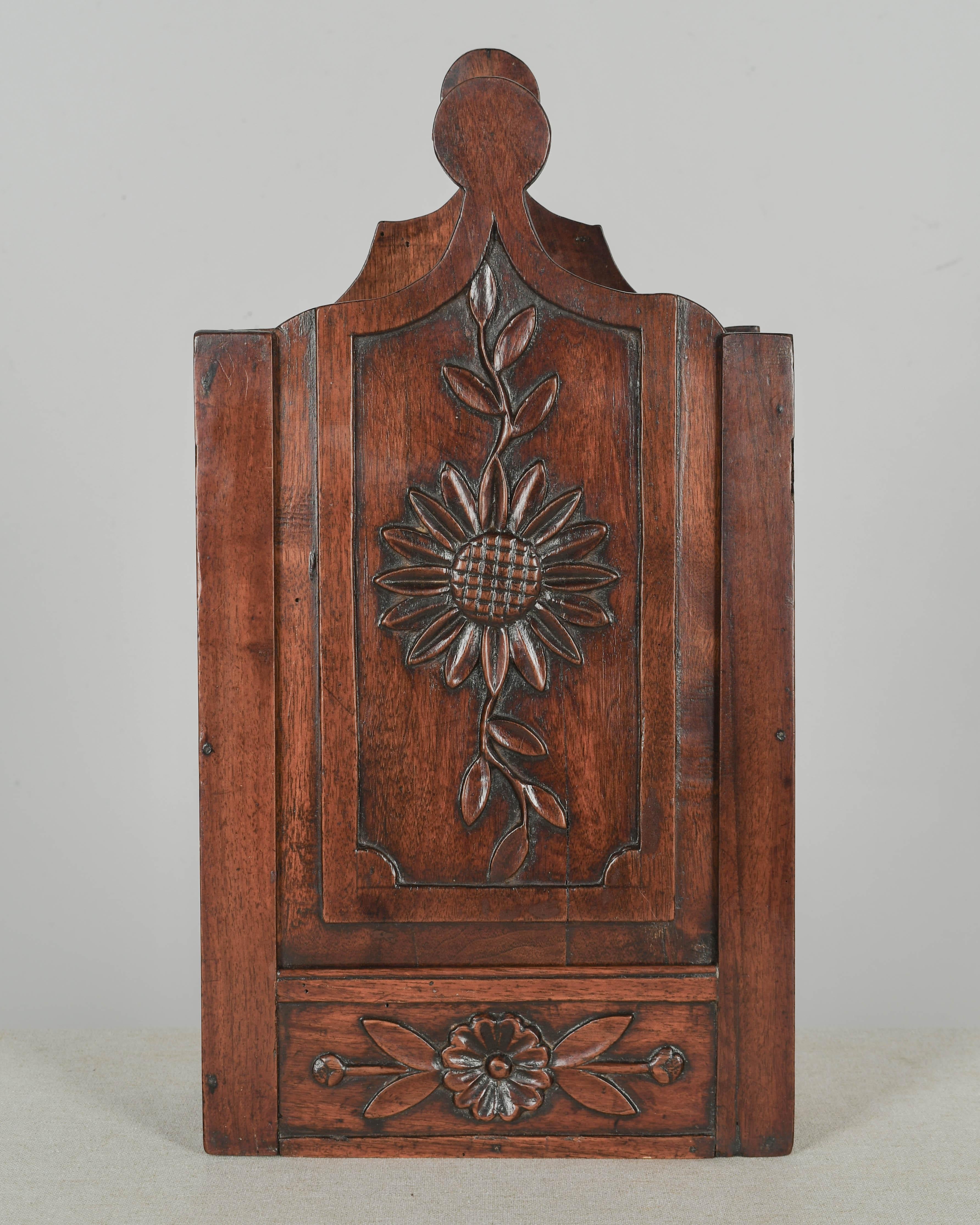Sculpté à la main Boîte ou Farinière décorative provençale française du 19ème siècle en vente