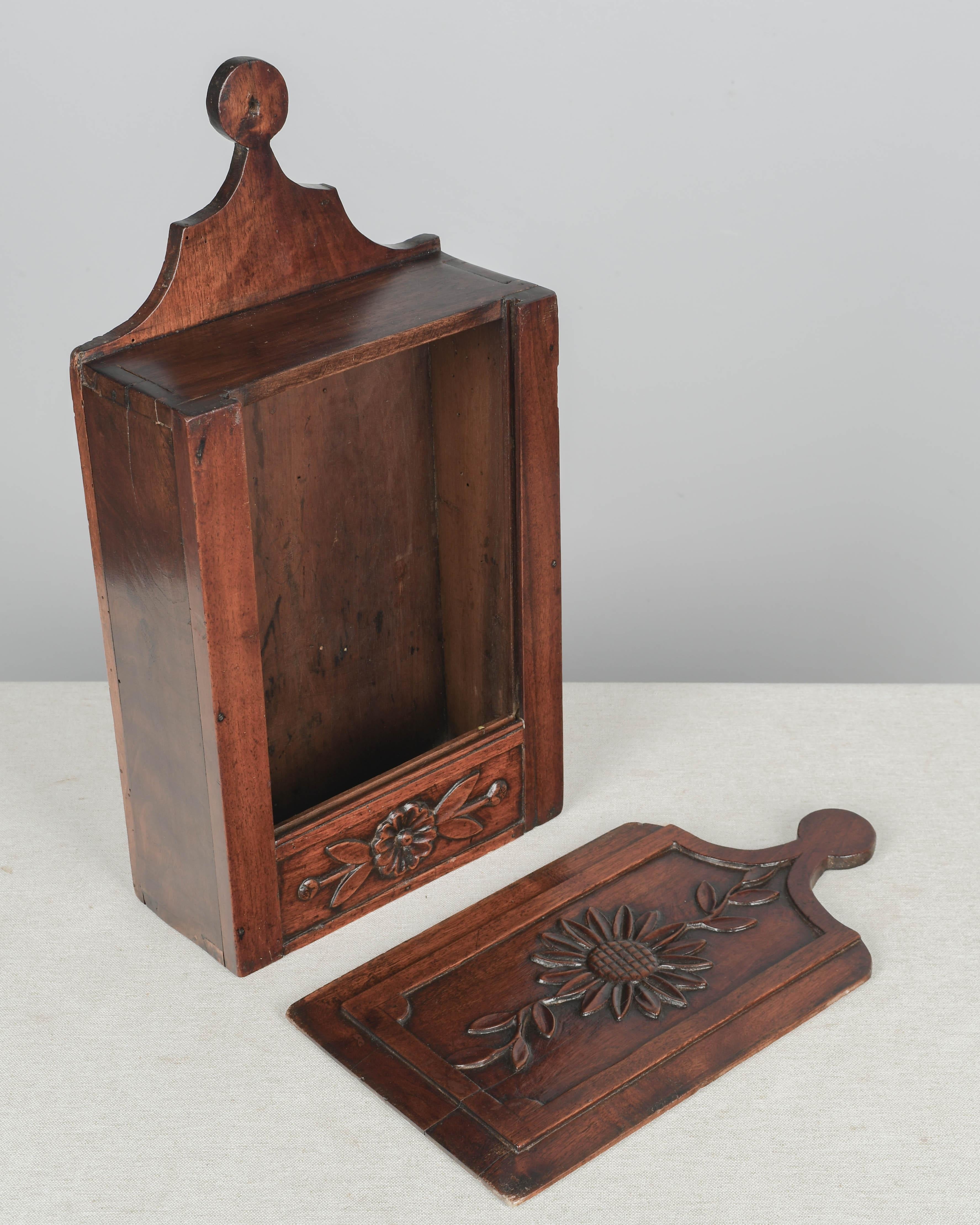 Boîte ou Farinière décorative provençale française du 19ème siècle en vente 1