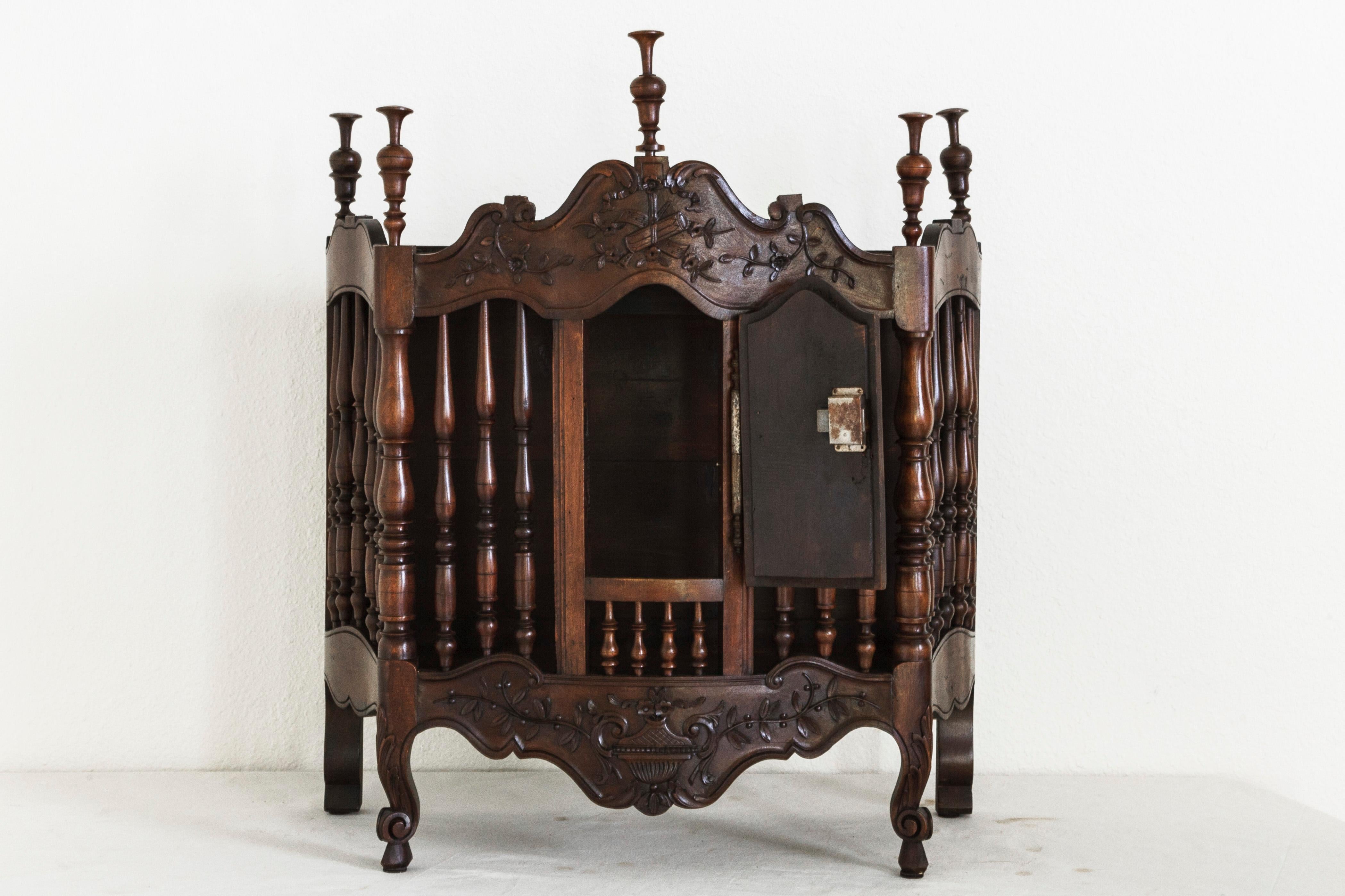 19th Century French Provençal Louis XV Style Walnut Panetière or Bread Safe 10