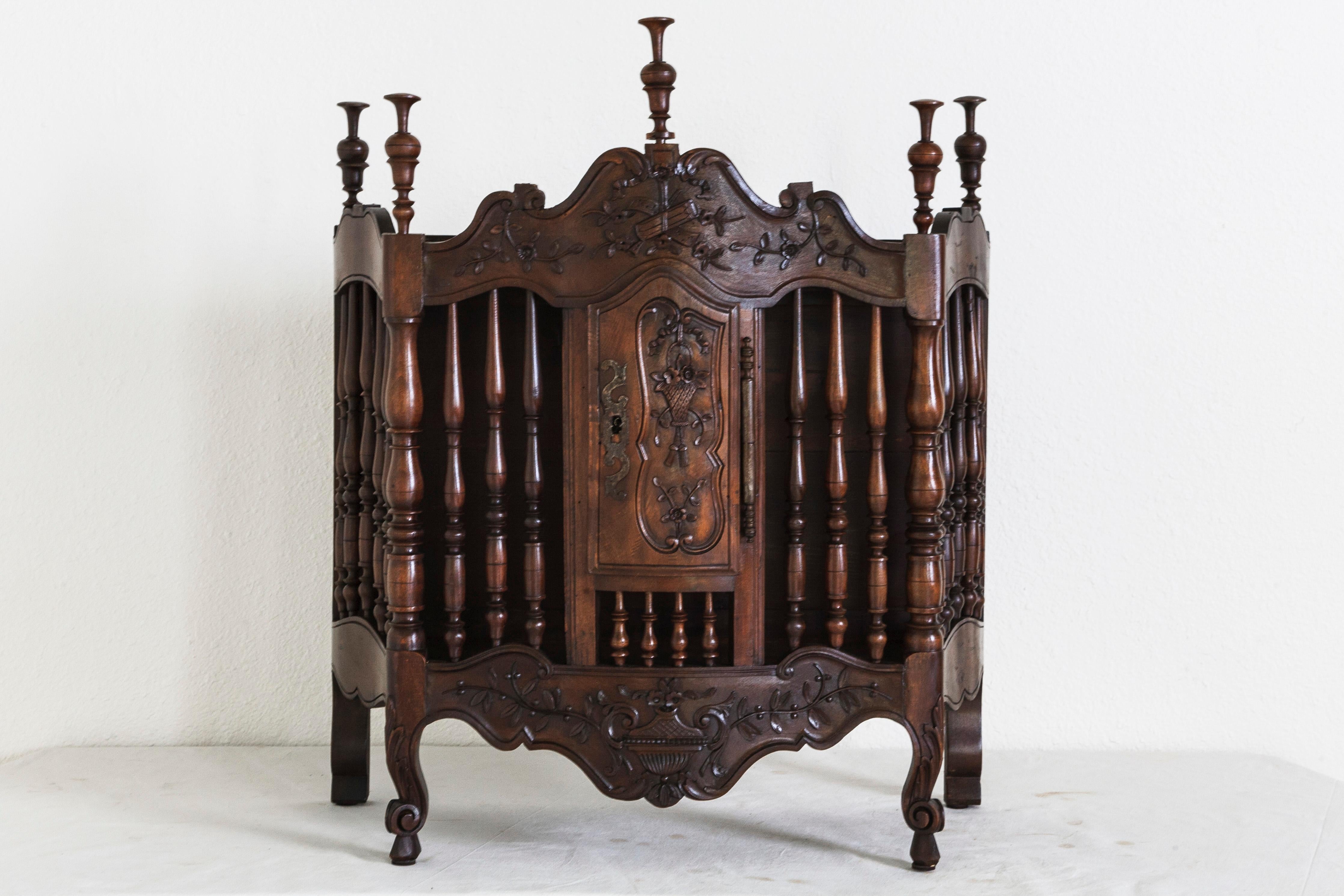 This 19th century hand-carved walnut panetière from Provence was created in the finest detail. Originally used to store French baguettes or long loaves of bread, panetieres were meant to sit on a petrin (dough chest) but eventually grew into