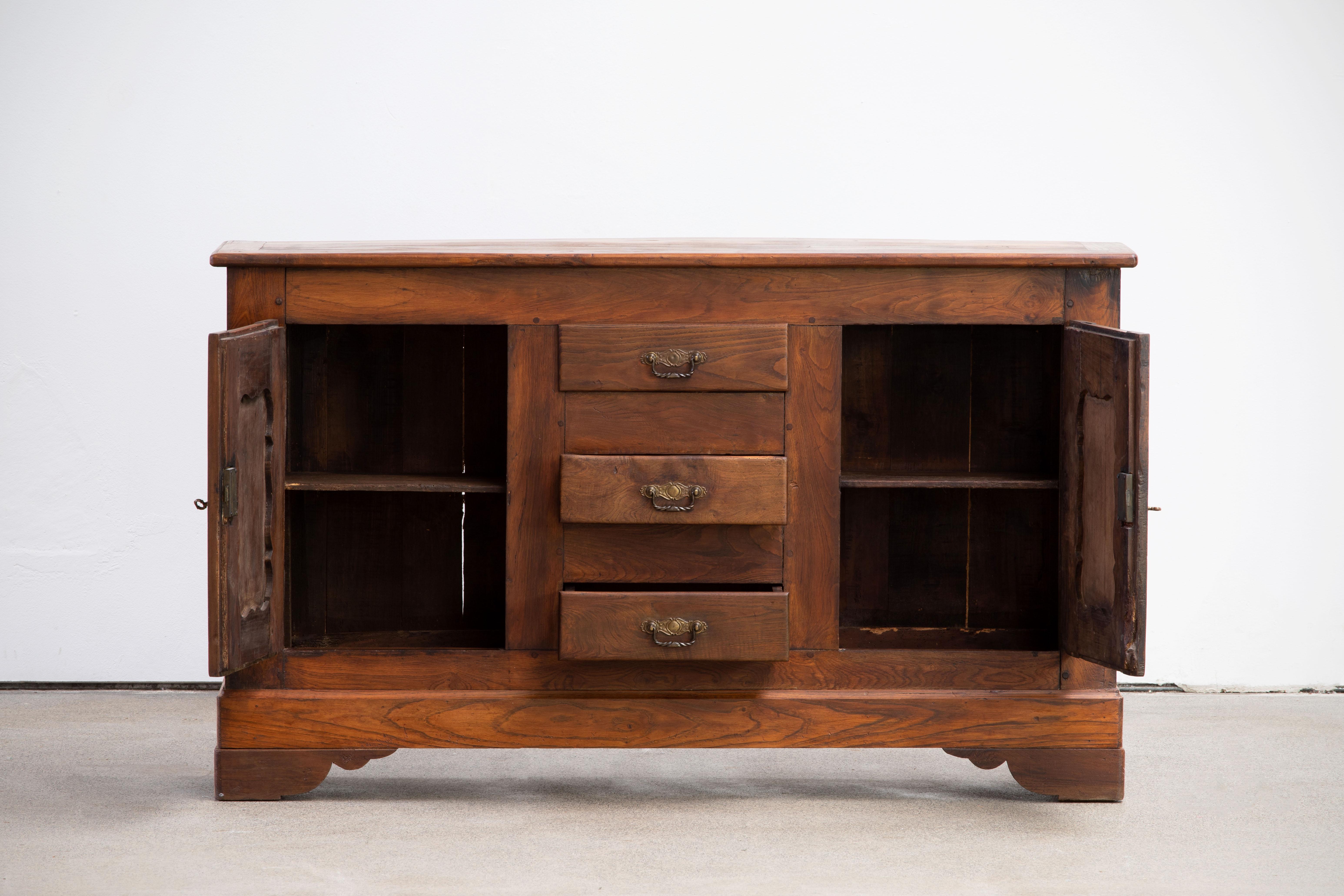 19th Century French Provencal Oak Buffet Cabinet In Good Condition For Sale In Wiesbaden, DE