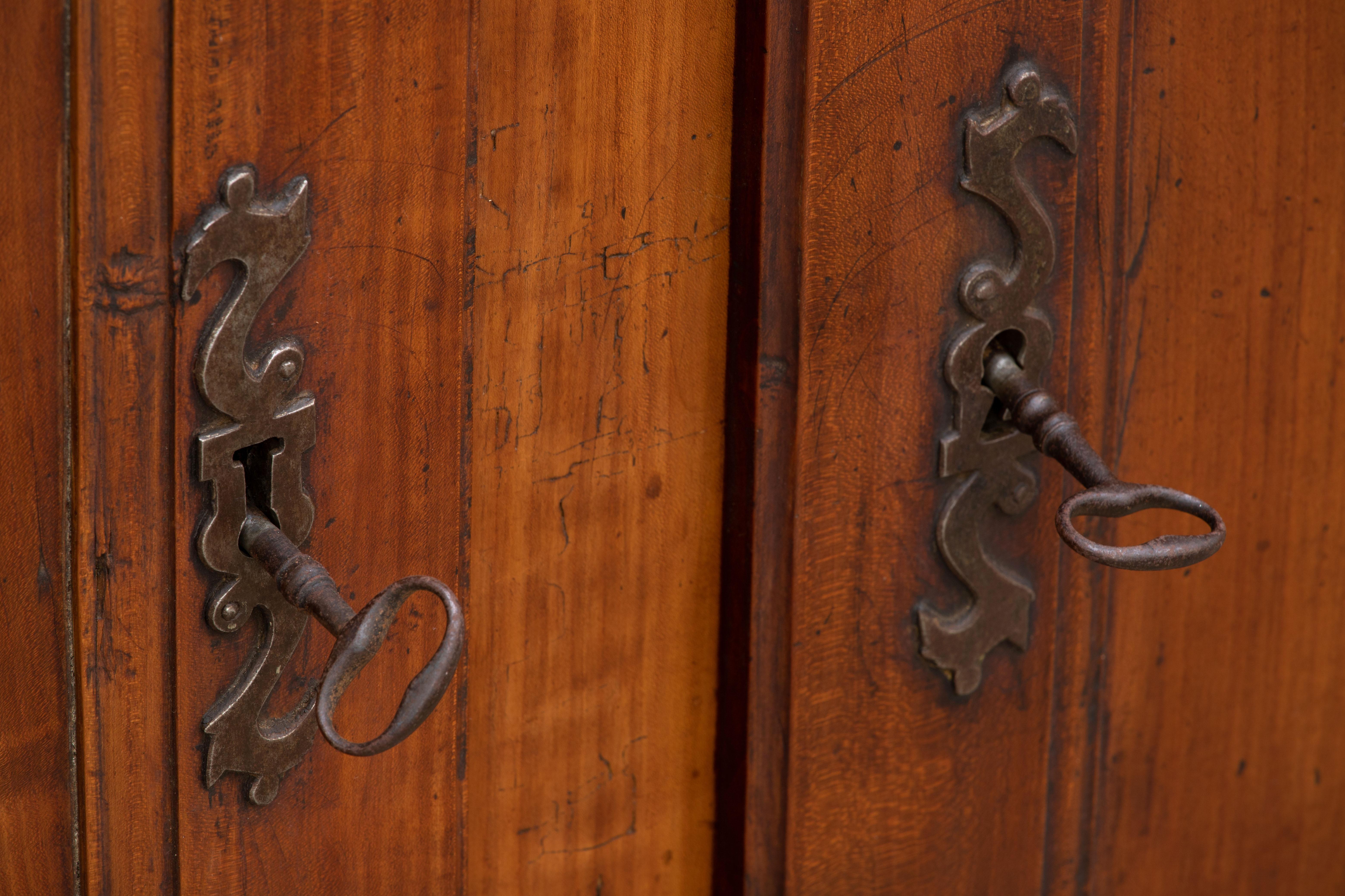 19th Century French Provencal Oak Buffet Cabinet For Sale 4