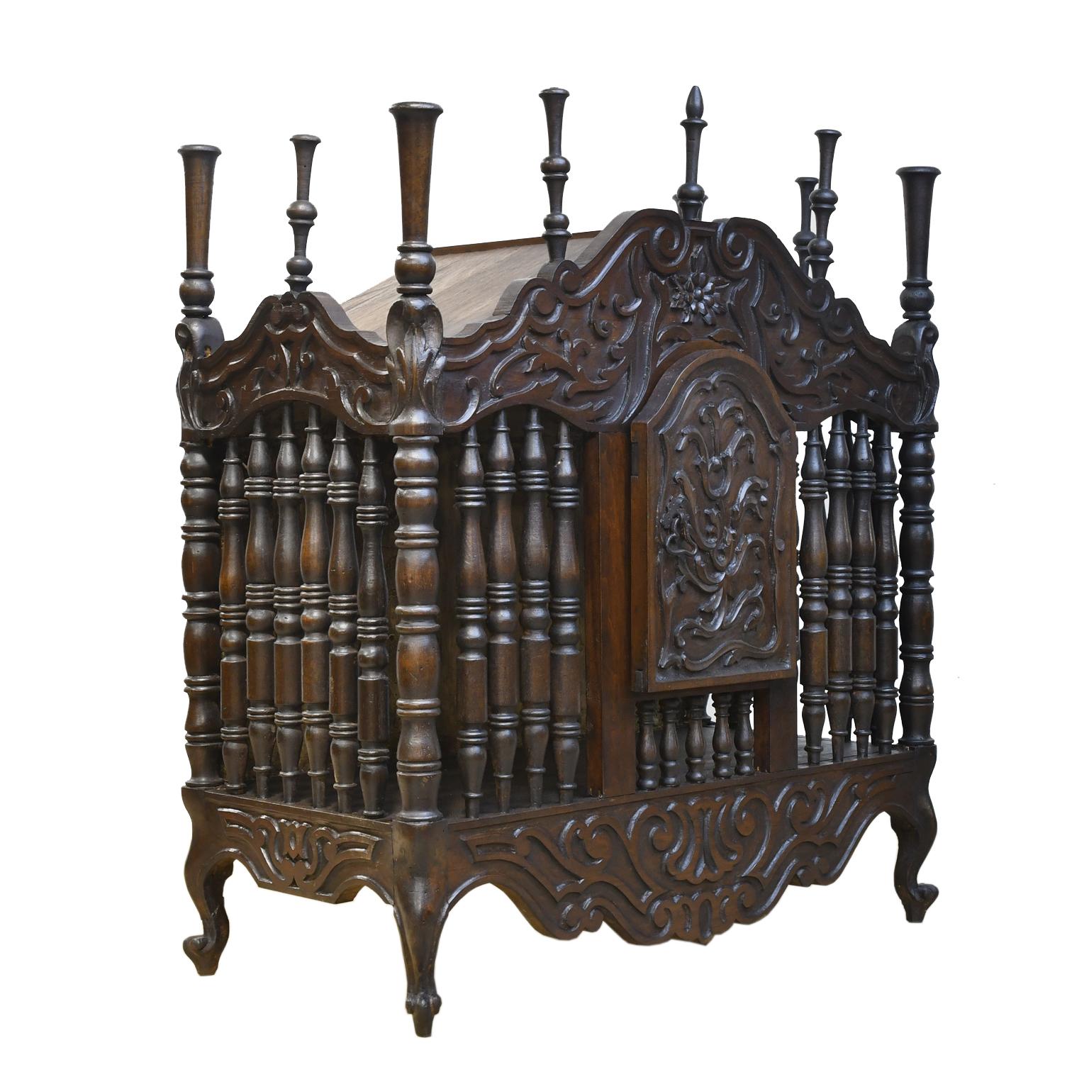19th Century French Provencal Panetière Bread Cupboard in Carved Chestnut In Good Condition For Sale In Miami, FL