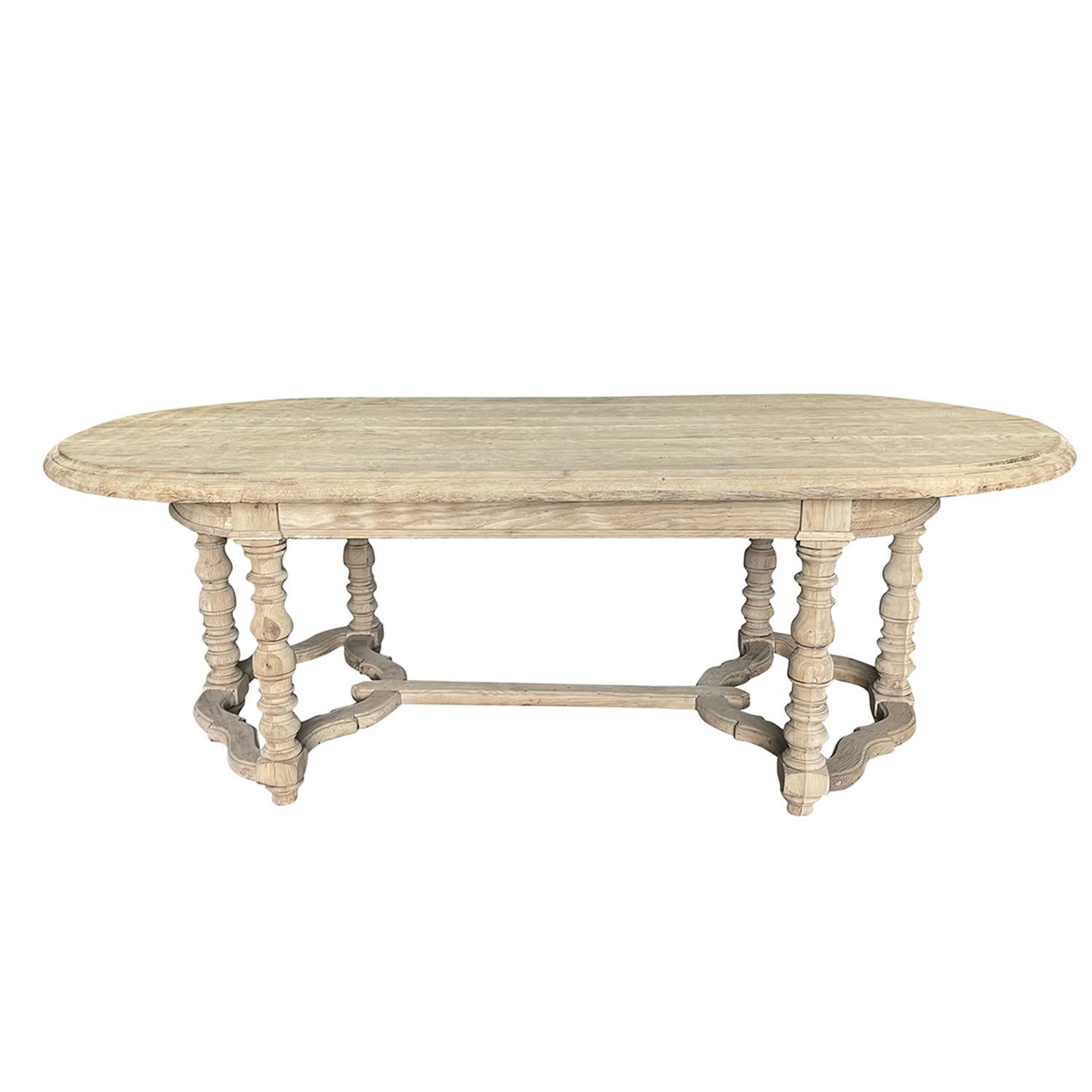Un antico tavolo da pranzo provenzale francese per la sala da pranzo dei primi del XIX secolo, realizzato in legno di pino leggermente sbiancato e lavorato a mano, in buone condizioni. Il dettagliato tavolo da conferenza è composto da un piano ovale