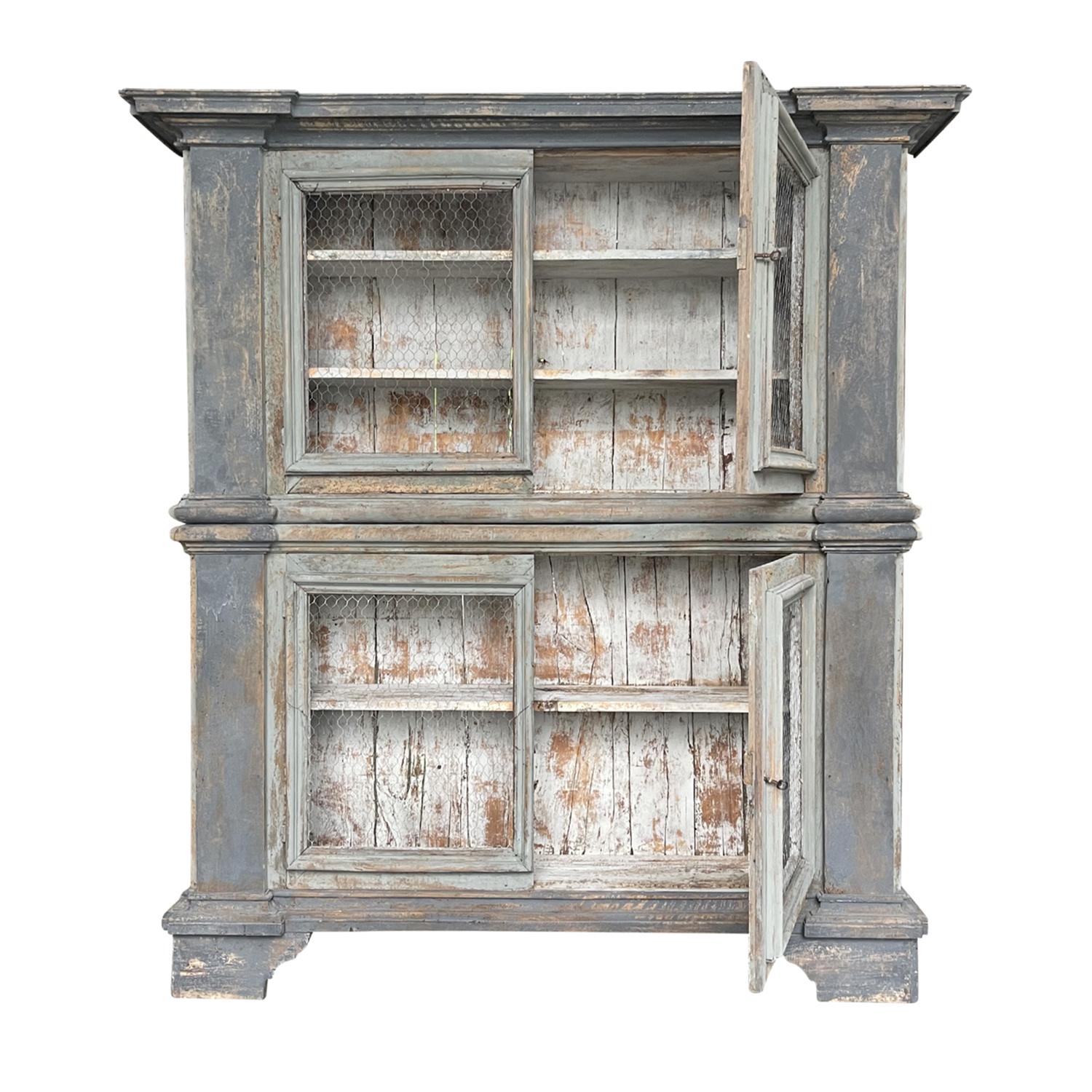 Un'antica libreria francese in stile provenzale del XIX secolo, realizzata in legno di pino dipinto a mano, in buone condizioni. Il mobile buffet di medie dimensioni in due parti, la credenza, è composto da quattro ante con dettagli in filo di