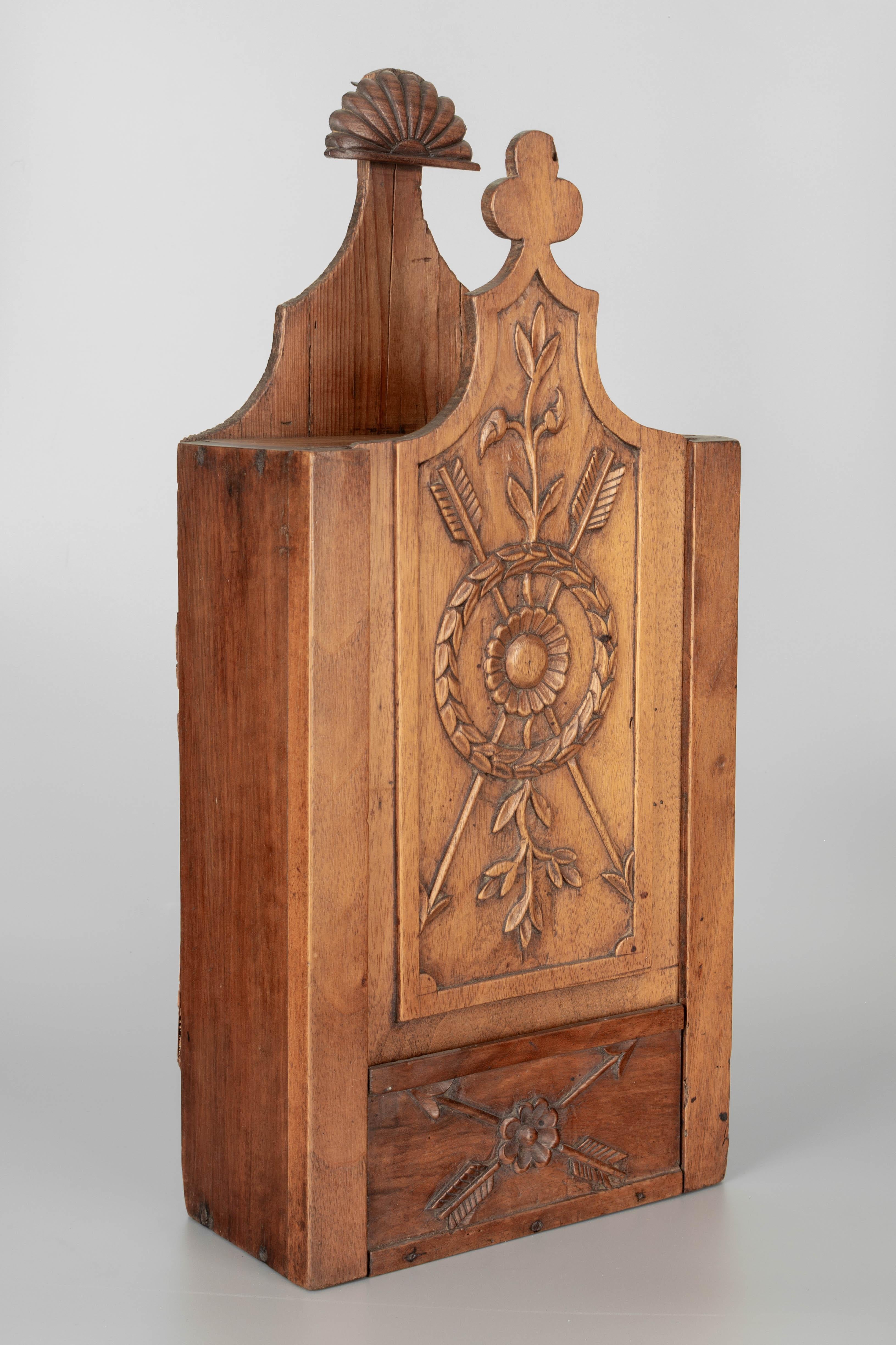 Eine französische provenzalische Fariniere aus dem 19. Jahrhundert, eine dekorative Kiste aus Nussbaumholz mit feinem handgeschnitztem Dekor. Gewachste Patina. Dieser schön gearbeitete Haushaltsgegenstand wurde üblicherweise als Hochzeitsgeschenk