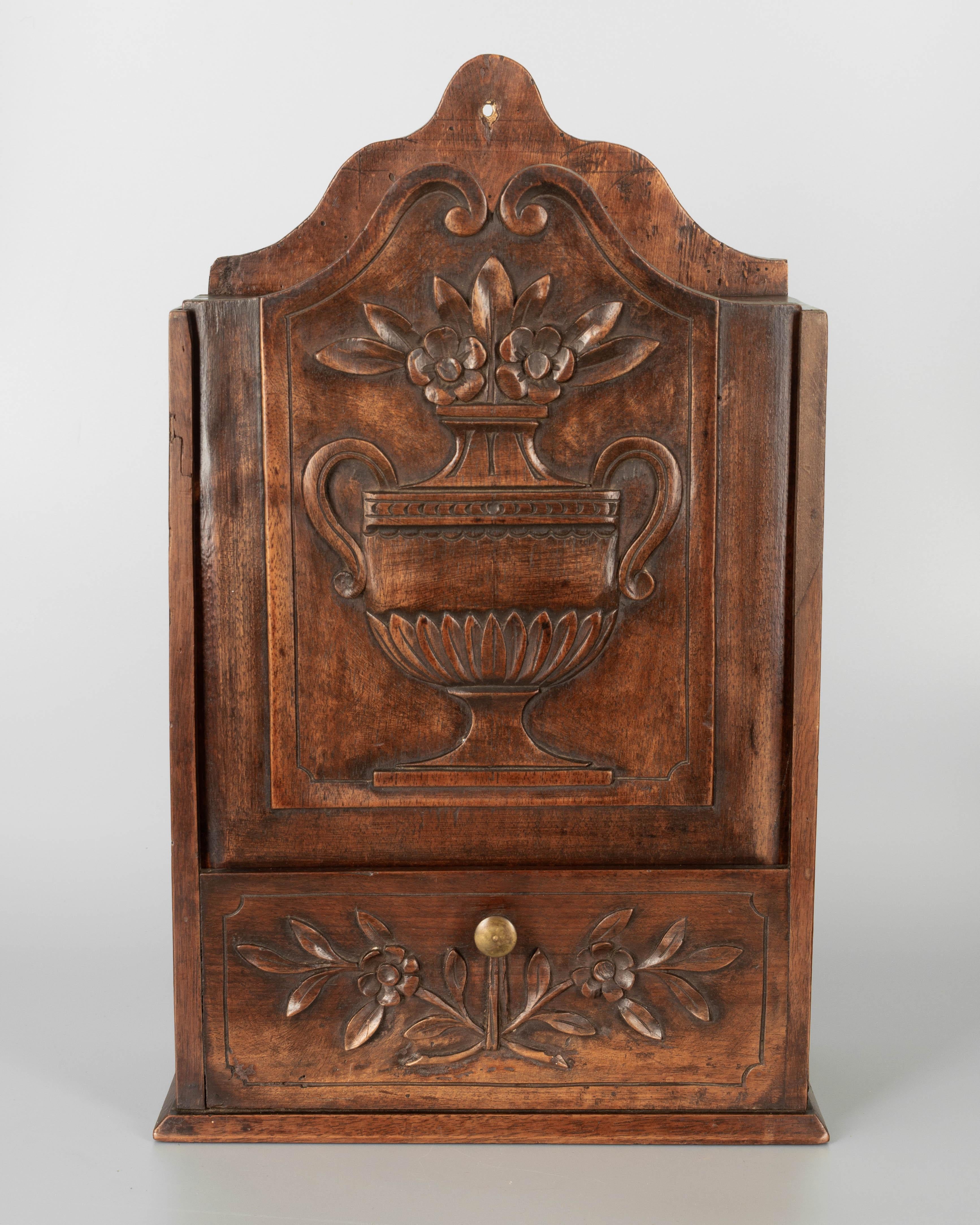 19. Jahrhundert Französisch provenzalischen Nussbaum Fariniere Box (Handgeschnitzt) im Angebot