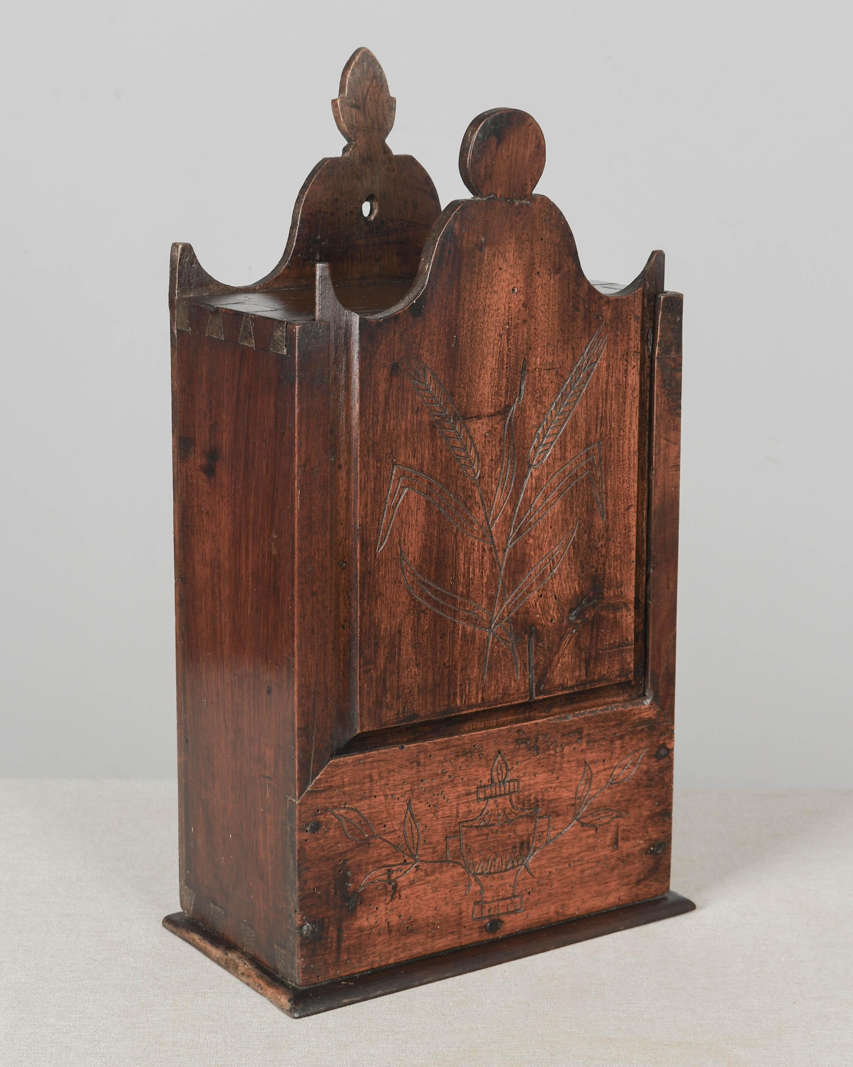 Fariniere o caja de harina decorativa provenzal francesa de principios del siglo XIX, de nogal, con una sencilla decoración lineal de trigo y una urna de flores. Pátina encerada. Este objeto doméstico de bella factura se solía regalar en las bodas,