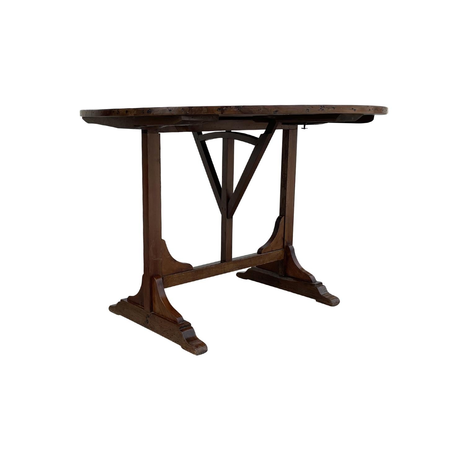 Französischer provenzalischer klappbarer Weintisch aus Nussbaumholz aus dem 19. Jahrhundert – antiker Mitteltisch (Handgeschnitzt) im Angebot