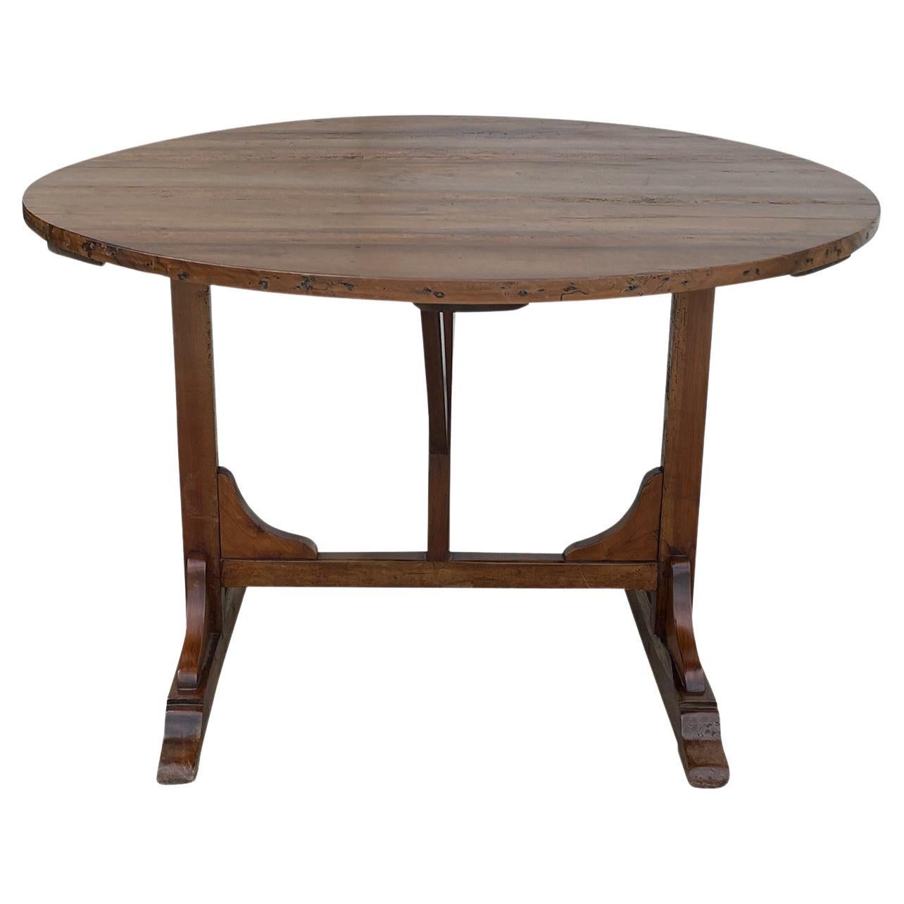 Table à vin pliante en noyer provençal français du XIXe siècle - Centre de table ancien en vente