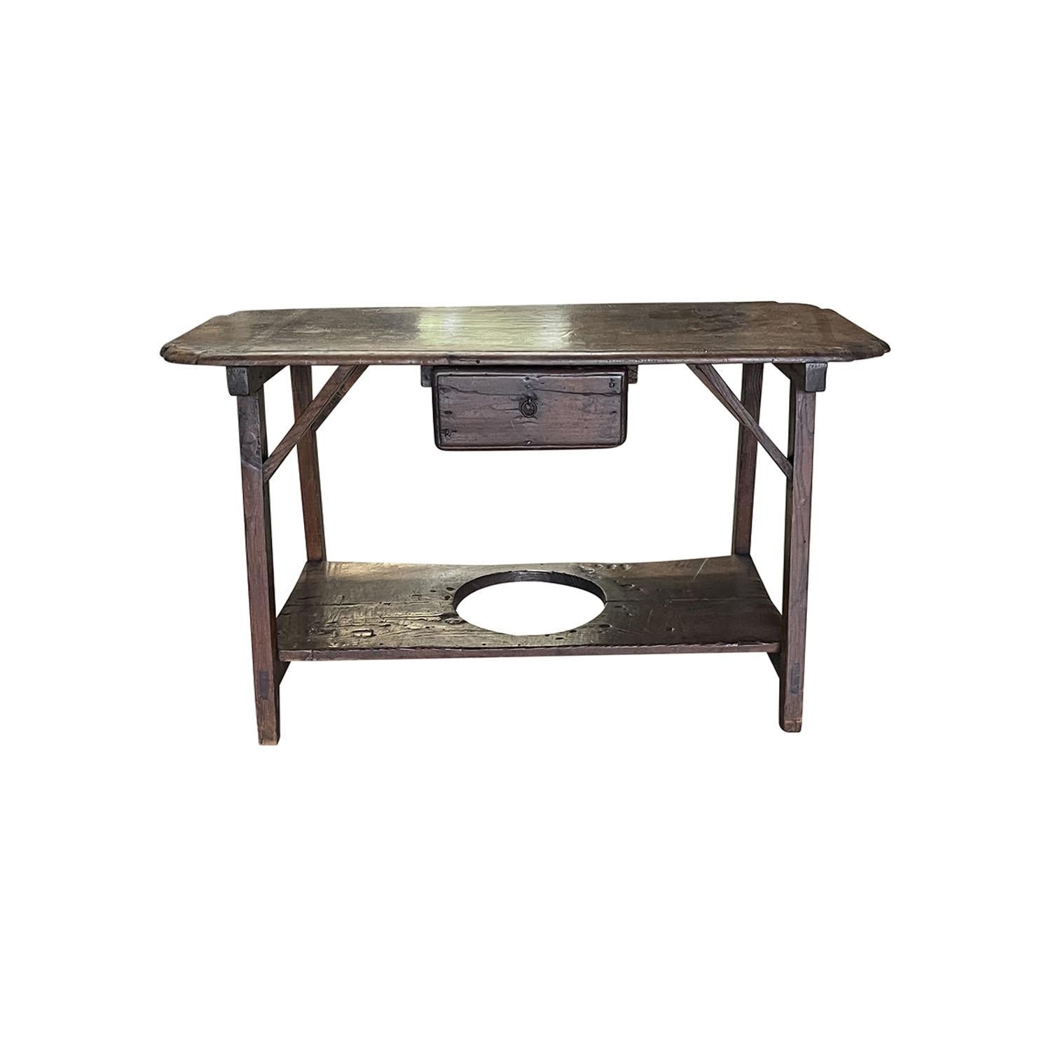 Une table d'appoint rustique, antique, de style provincial français, fabriquée à la main en bois de pin avec des supports latéraux supplémentaires et des pieds carrés, en bon état. Le plateau de la table de ferme est doté d'un tiroir à cassette