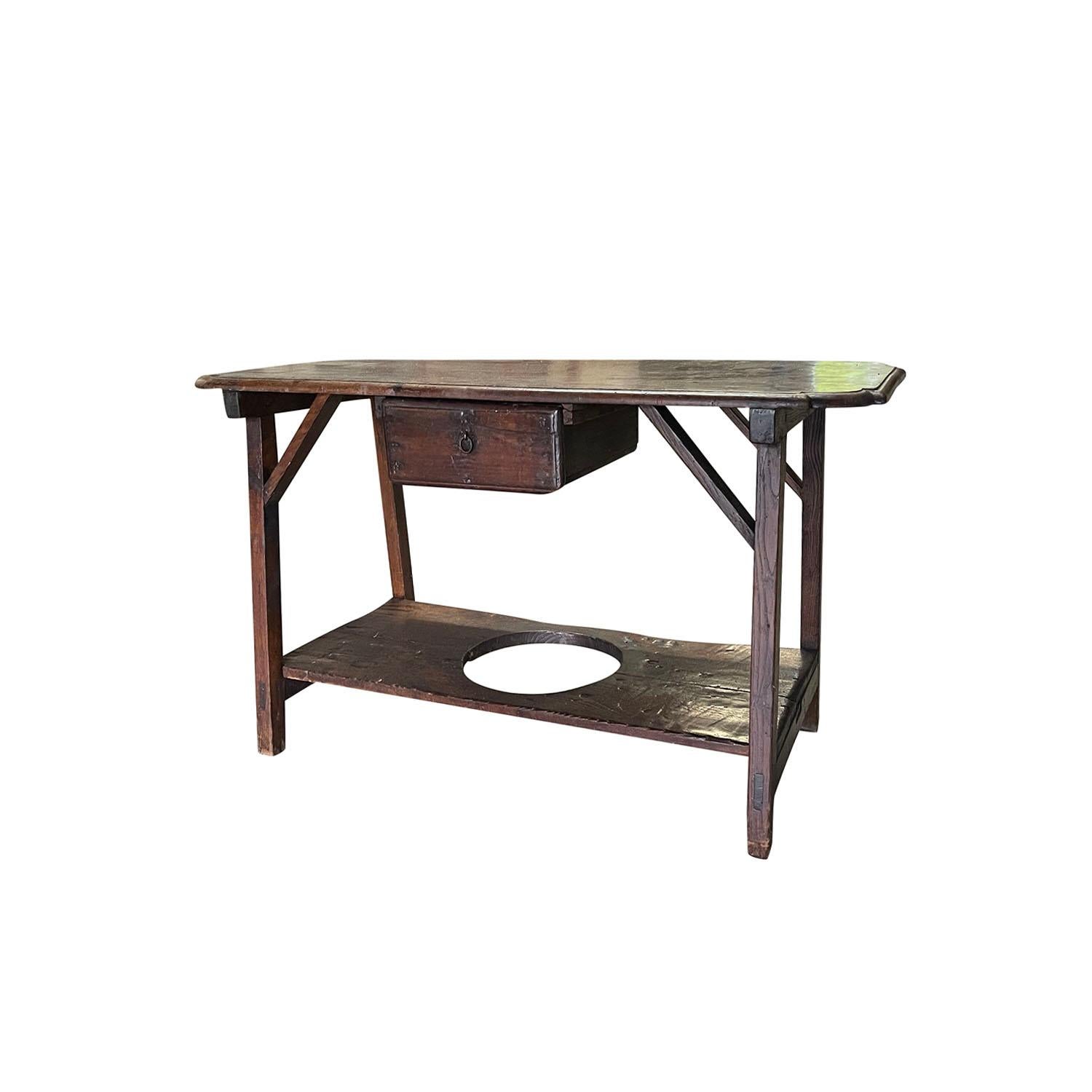 Provincial français Table d'extrémité provinciale française du 19ème siècle en pin - Table de ferme rustique ancienne en vente