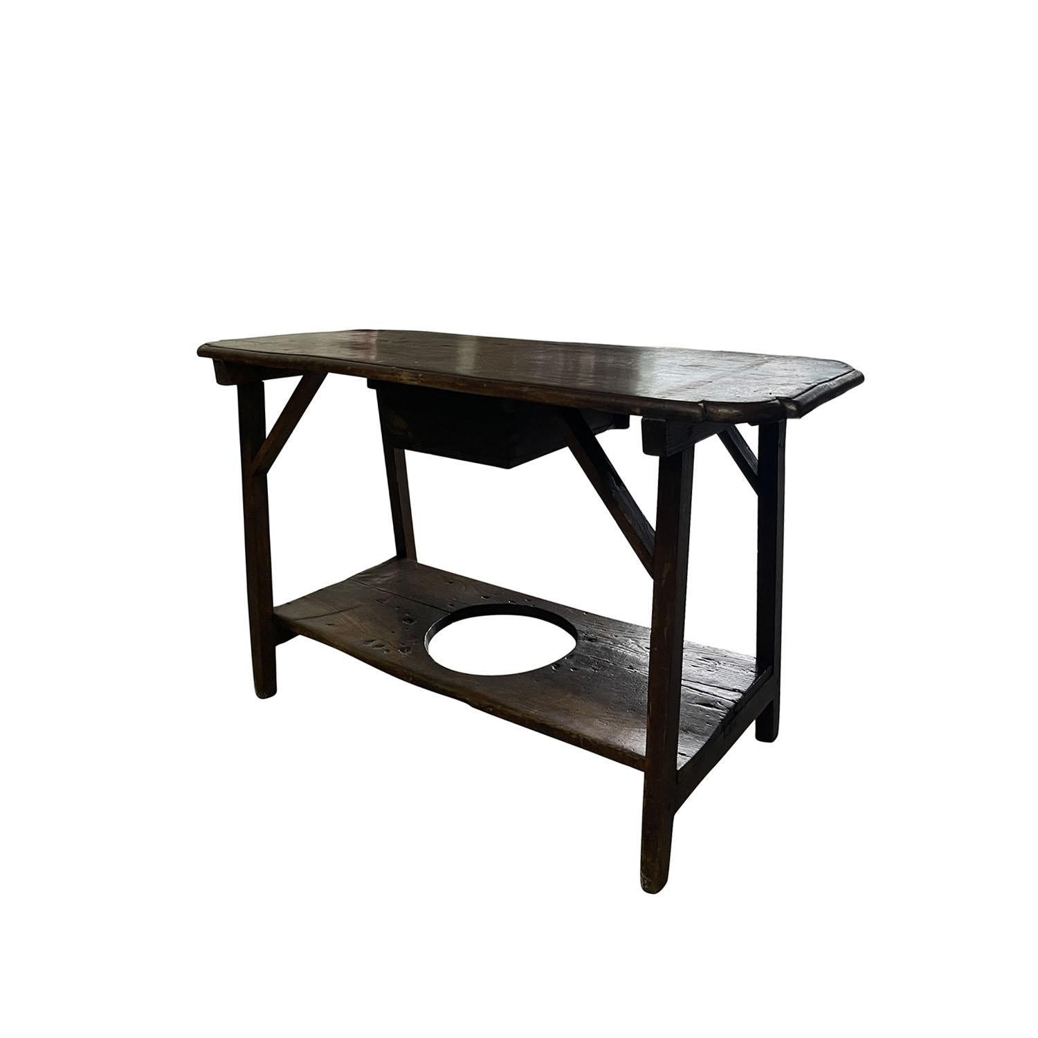 Sculpté à la main Table d'extrémité provinciale française du 19ème siècle en pin - Table de ferme rustique ancienne en vente