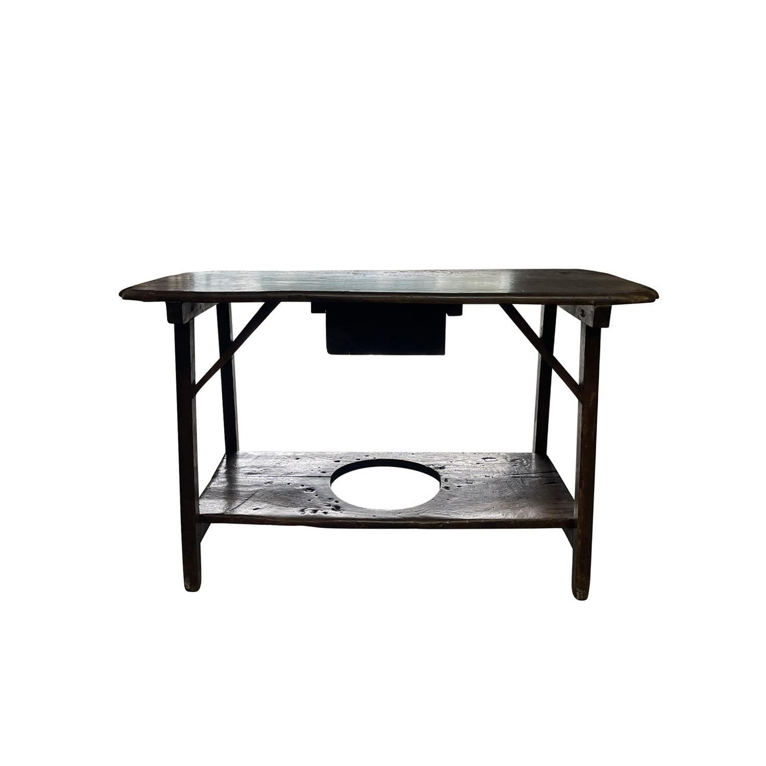 Table d'extrémité provinciale française du 19ème siècle en pin - Table de ferme rustique ancienne Bon état - En vente à West Palm Beach, FL