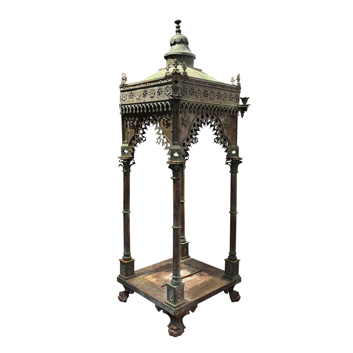 Tabernacle d'église monumental de style provincial français de la fin du XIXe siècle, en cuivre travaillé à la main, en bon état. Le toit pyramidal, partiellement bombé, de l'autel religieux géométrique détaillé est soutenu par quatre longs piliers