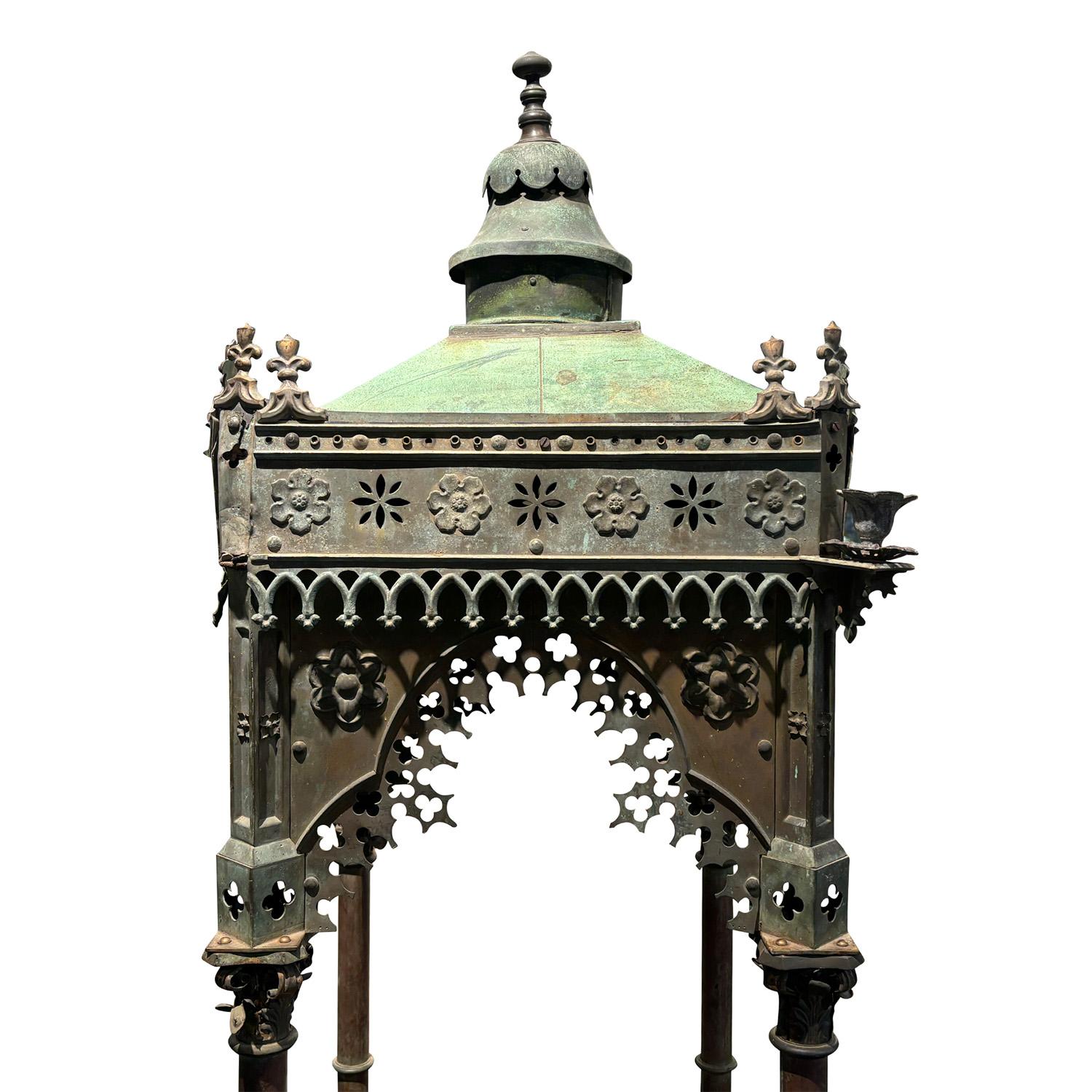 Français Tabernacle provincial français ancien en cuivre du 19ème siècle en vente