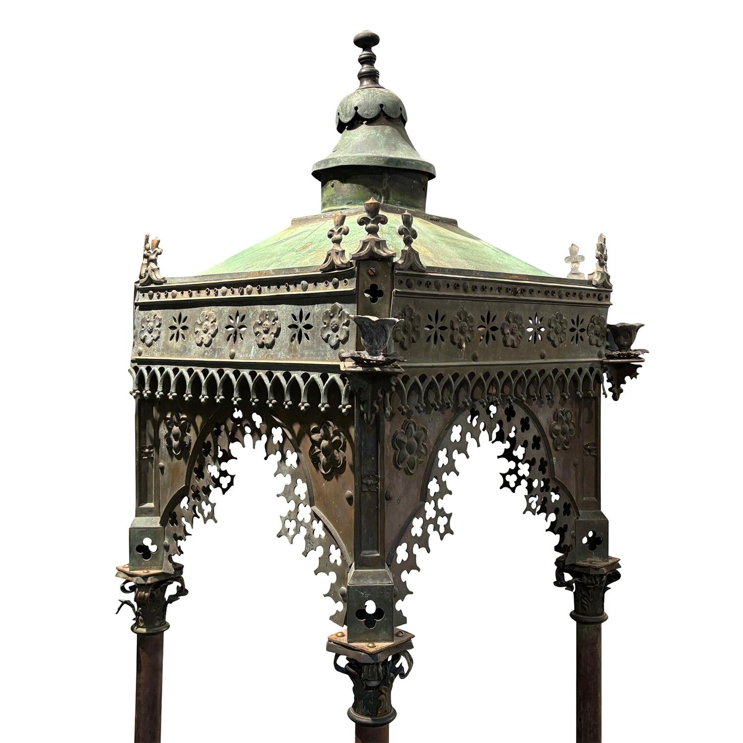 Fait main Tabernacle provincial français ancien en cuivre du 19ème siècle en vente