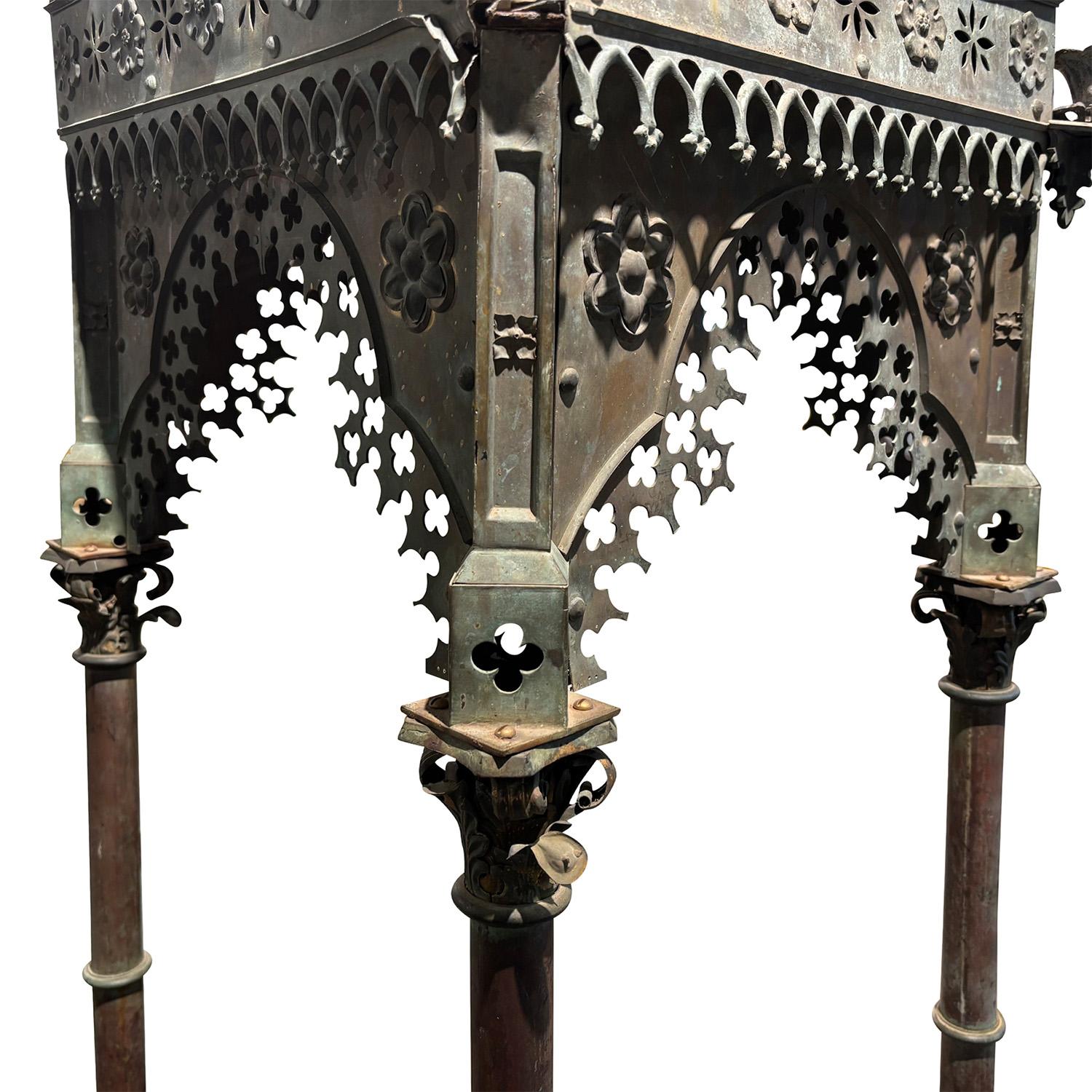 Tabernacle provincial français ancien en cuivre du 19ème siècle Bon état - En vente à West Palm Beach, FL