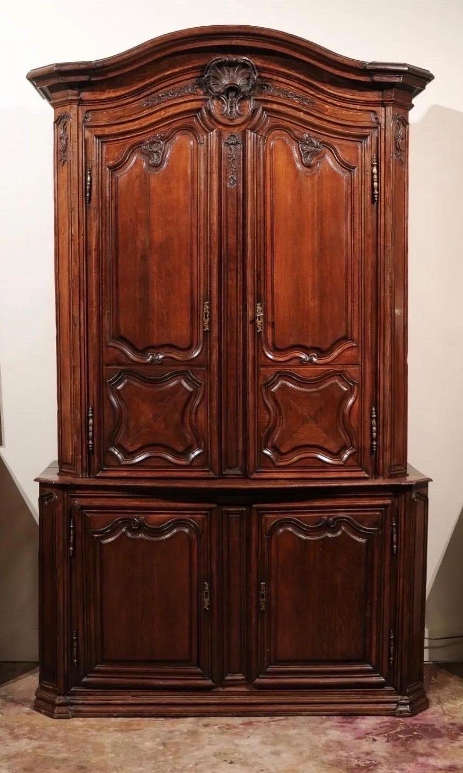 Provinciale francese del XIX secolo
Buffet a' Deux Corps

Un bel buffet a' deux corps in rovere massiccio dal fascino provinciale proveniente dalla Francia del XIX secolo. Questa valigia antica a quattro ante è divisa in due corpi: un corpo